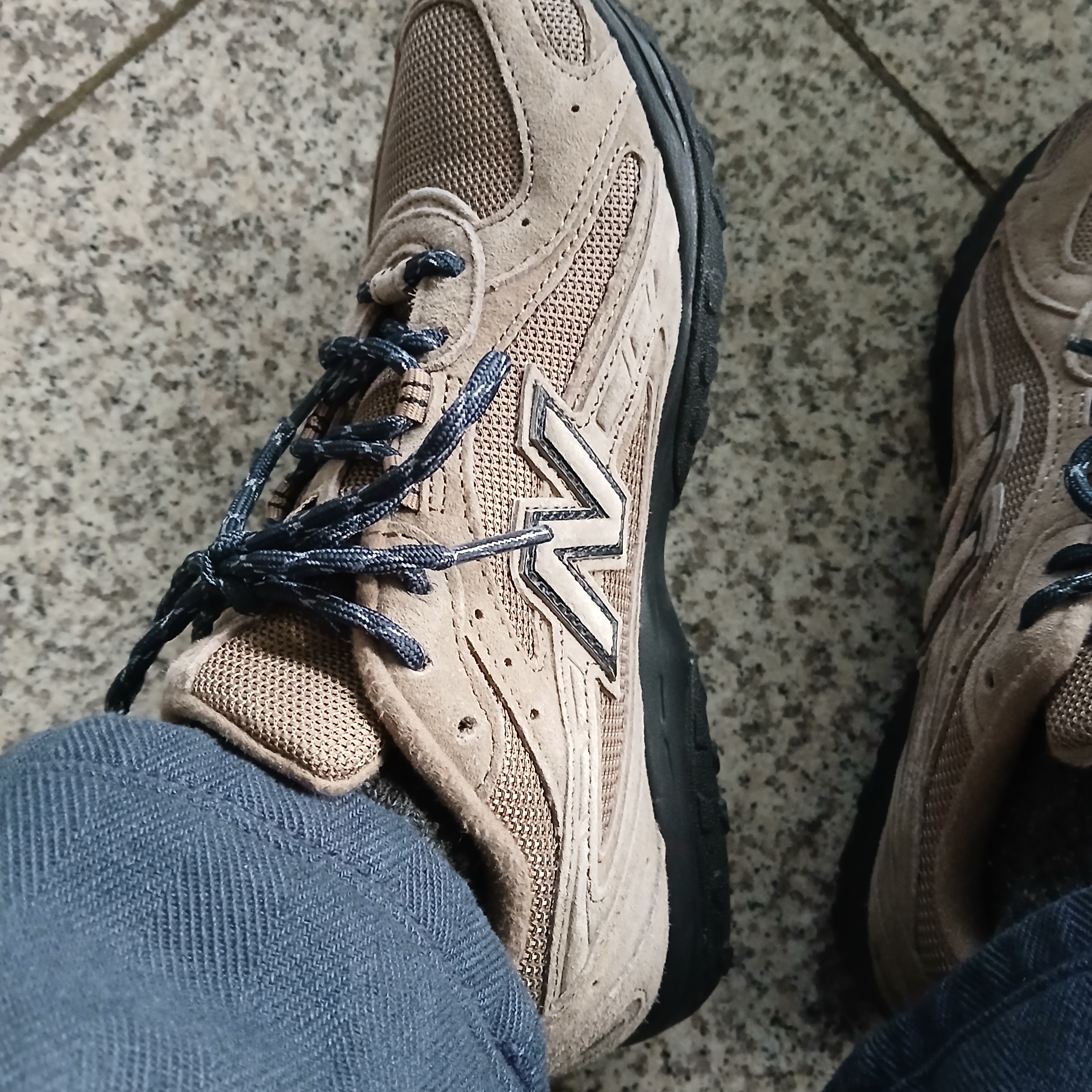 New Balance 204L Year of the Horse Thunder Brown Black 착용 스타일 - 5