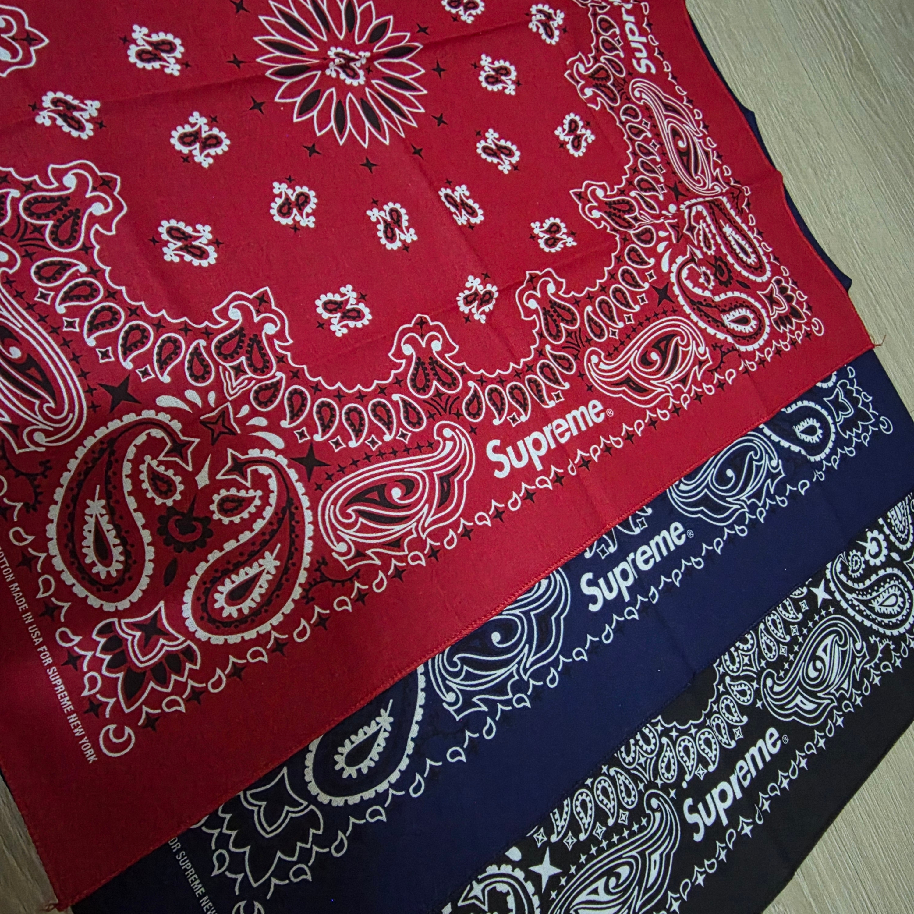 Supreme Hav-A-Hank Bandanas Multicolor (Set of 3) - 24SS 착용 스타일
