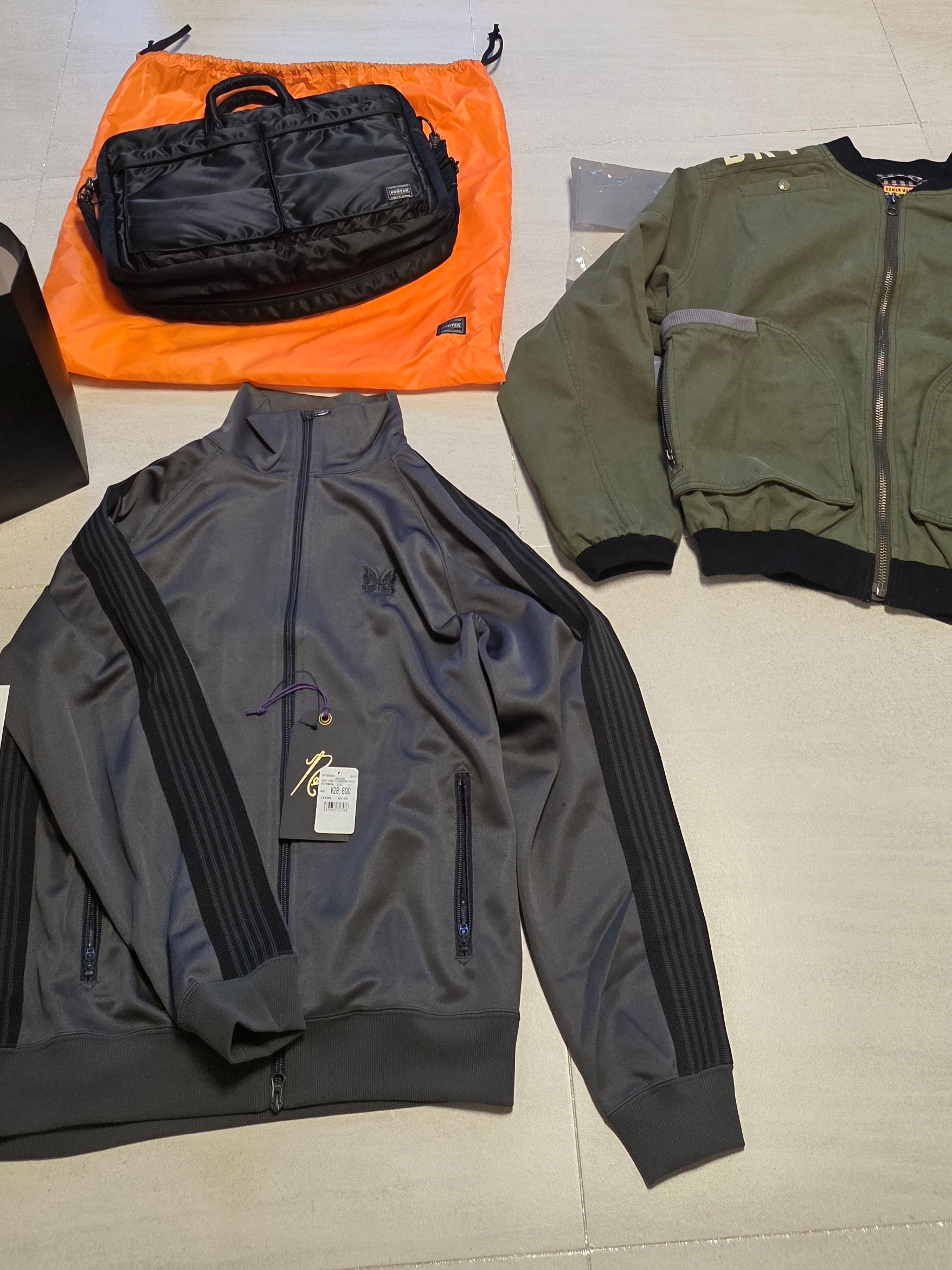 Stone Island 4100010 Crinkle Reps NY Recycled Nylon Down Jacket with Wind Resistance Military Green - 25FW, Porter All New Tanker 2Way Document Bag Black 착용 스타일 - 3