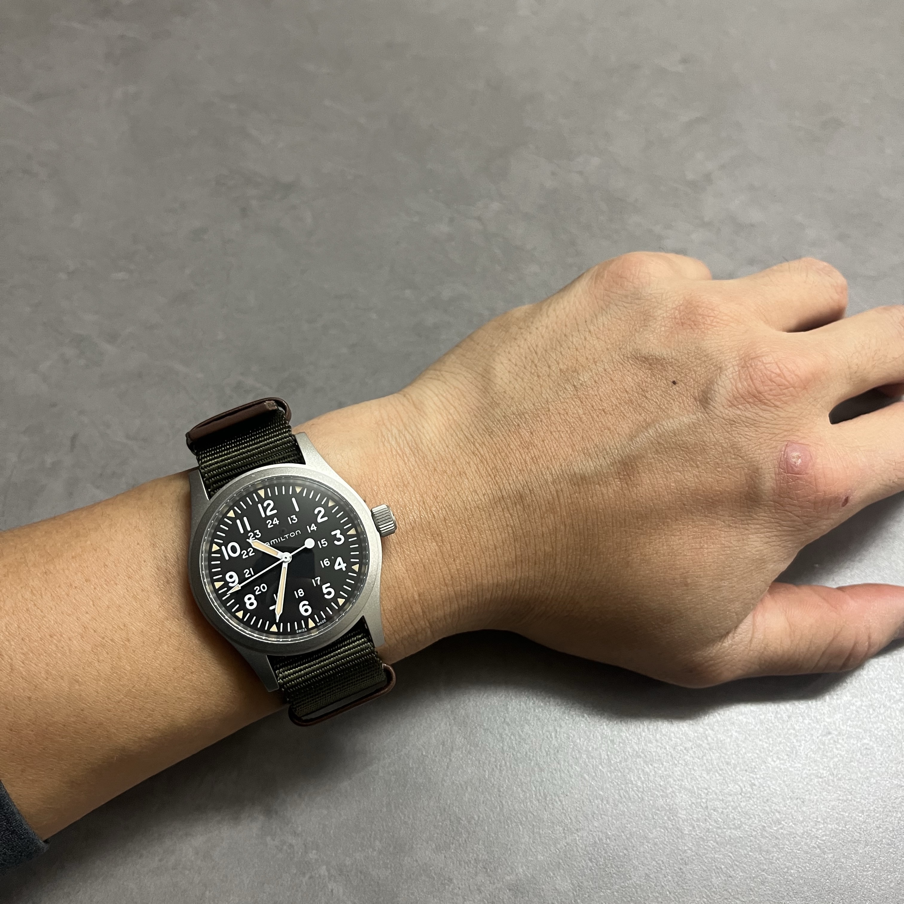 Hamilton Khaki Field Mechanical 38mm Nato Strap Green Black 착용 스타일