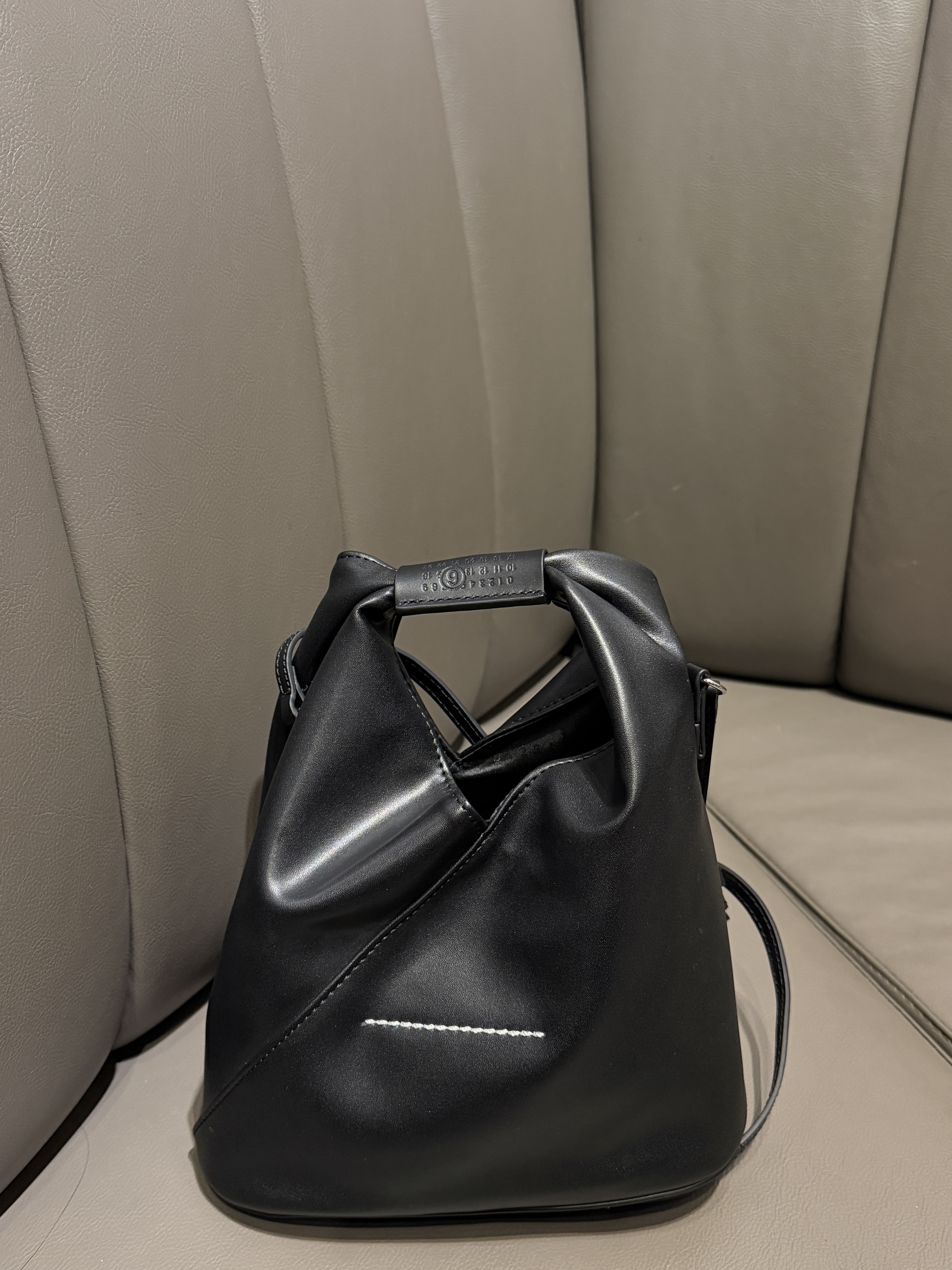 MM6 Maison Margiela Japanese Classic Crossbody Bag Black 착용 스타일