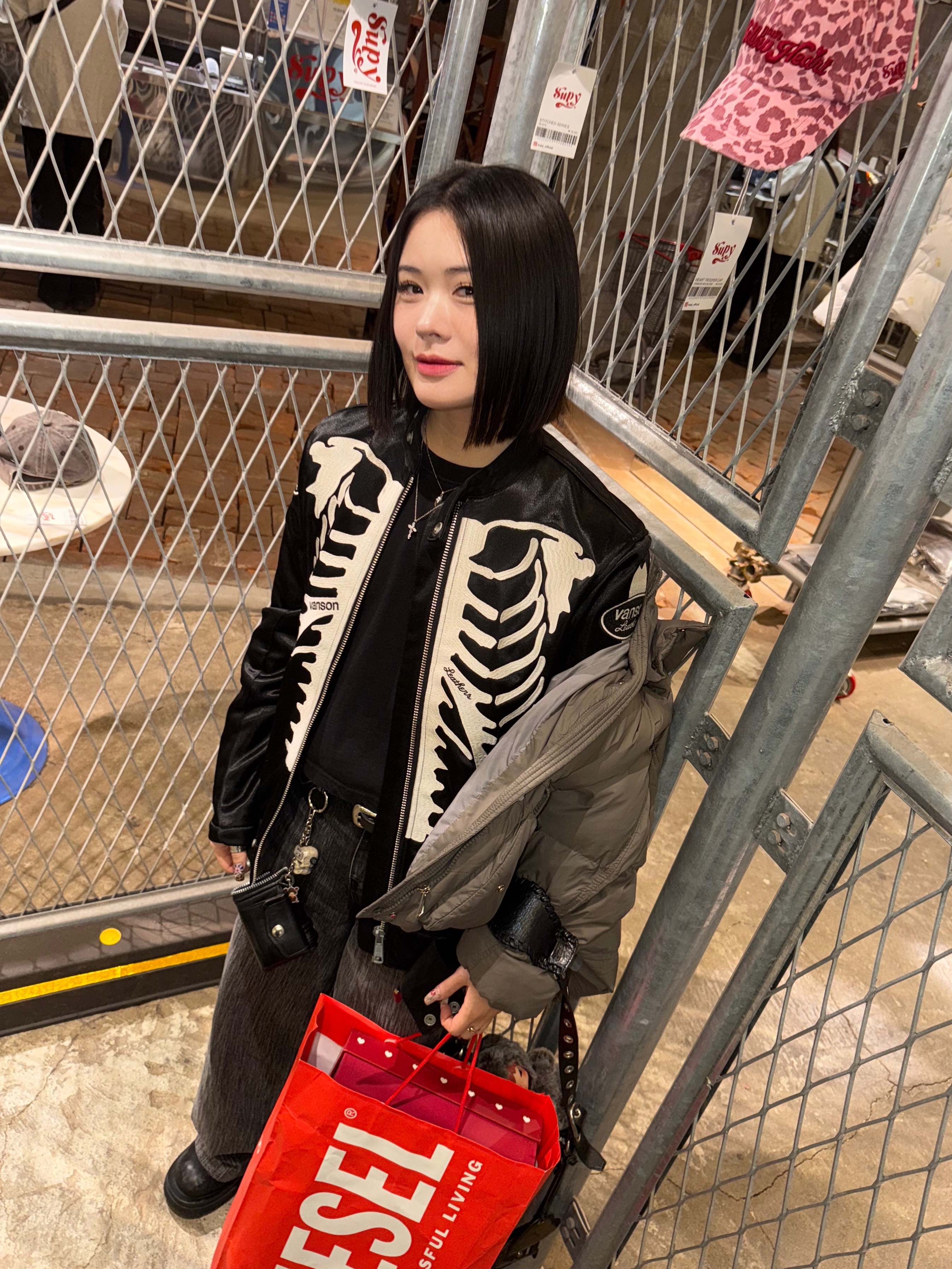 Vanson Bone Satin Jacket Black, Balenciaga Le Cagole Mini Duffle Bag Black 착용 스타일 - 2
