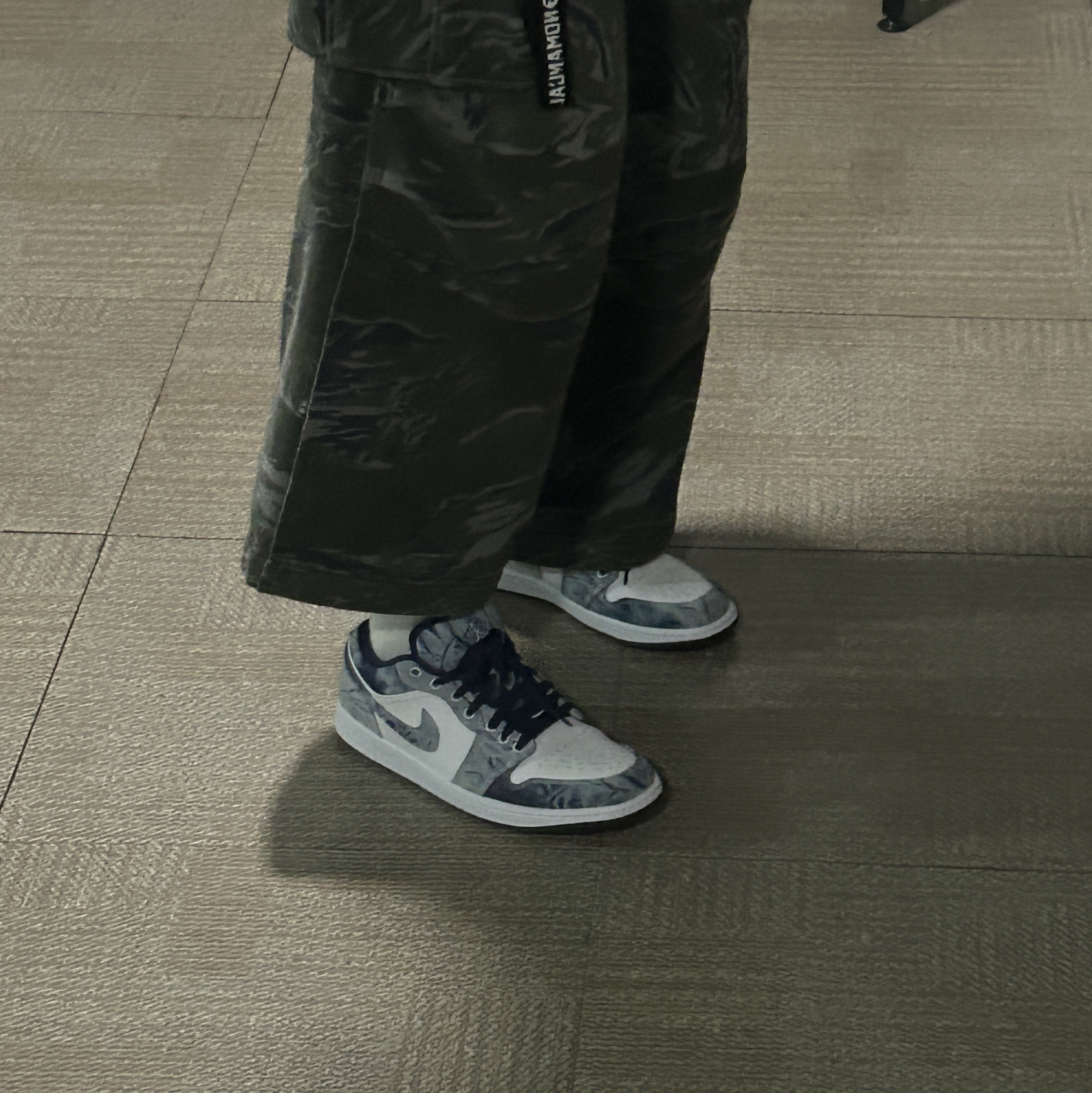 [KREAM 단독] NOMANUAL x AAPE Sweatpants Camouflage, Jordan 1 Low SE Washed Denim 착용 스타일