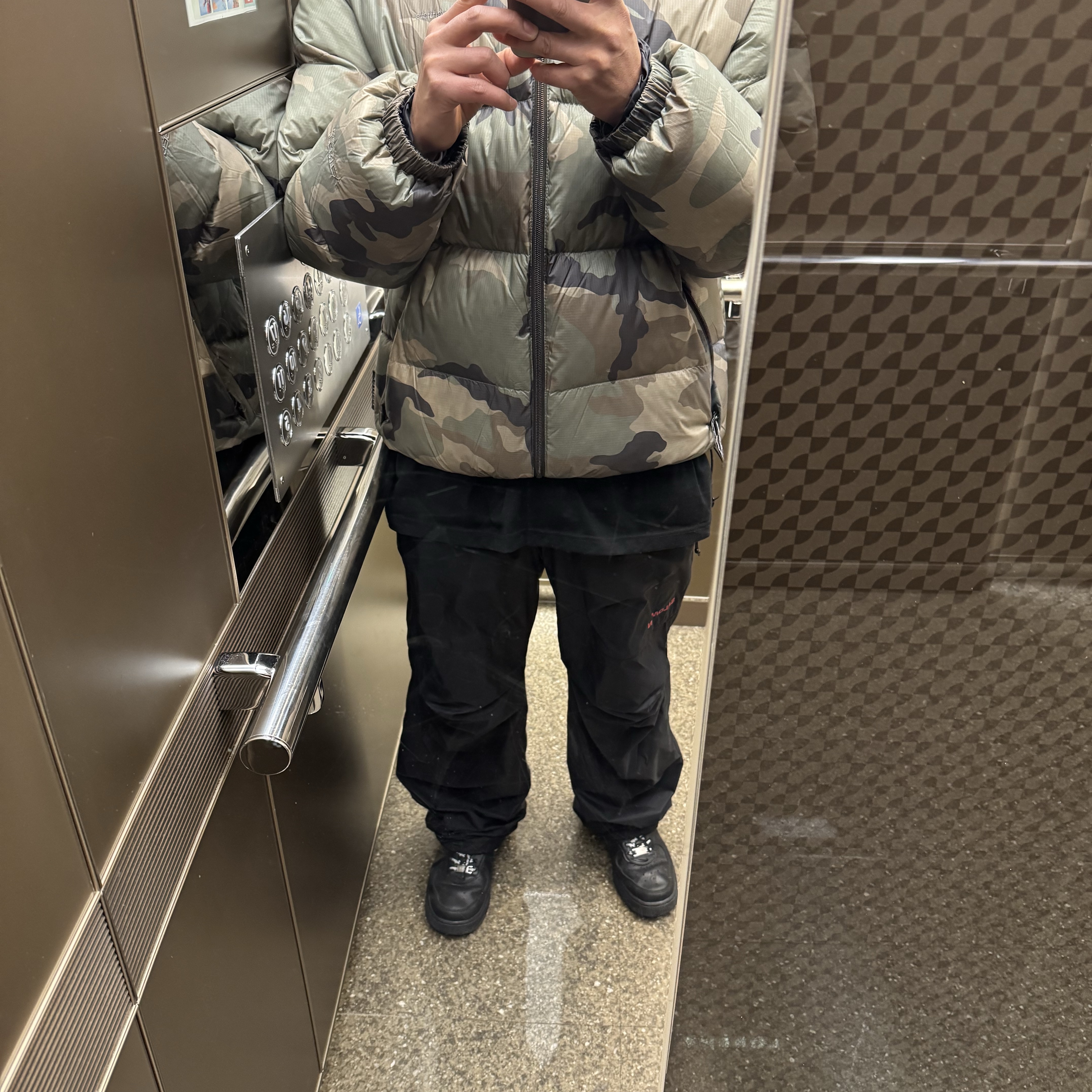 Thisisneverthat Pertex Reversible T Down Jacket Camo 착용 스타일