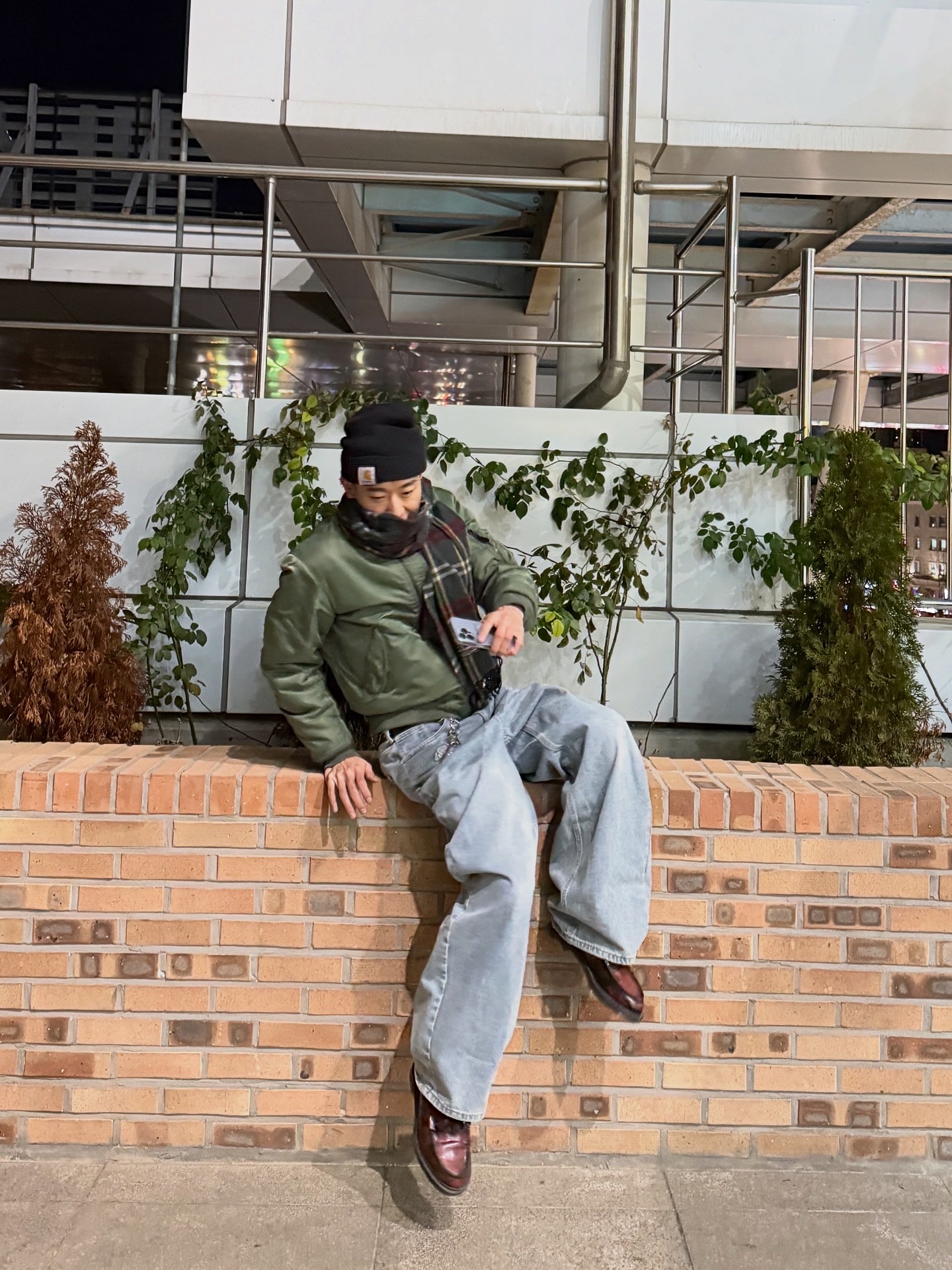 Dr. Martens Adrian Arcadia Leather Loafers Cherry Red, Carhartt WIP Short Watch Hat Black 착용 스타일 - 5