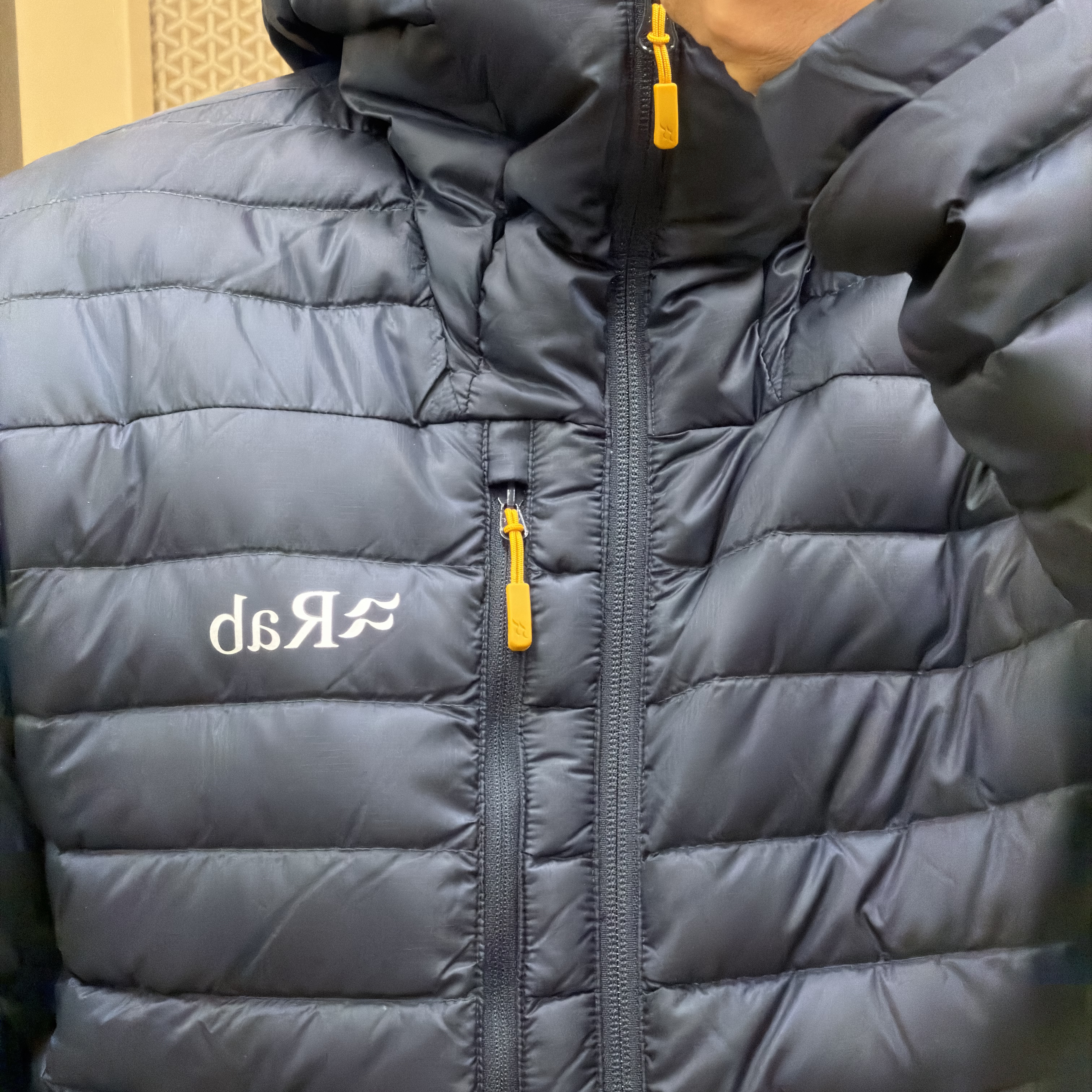 Rab Microlight Alpine Jacket Beluga 착용 스타일