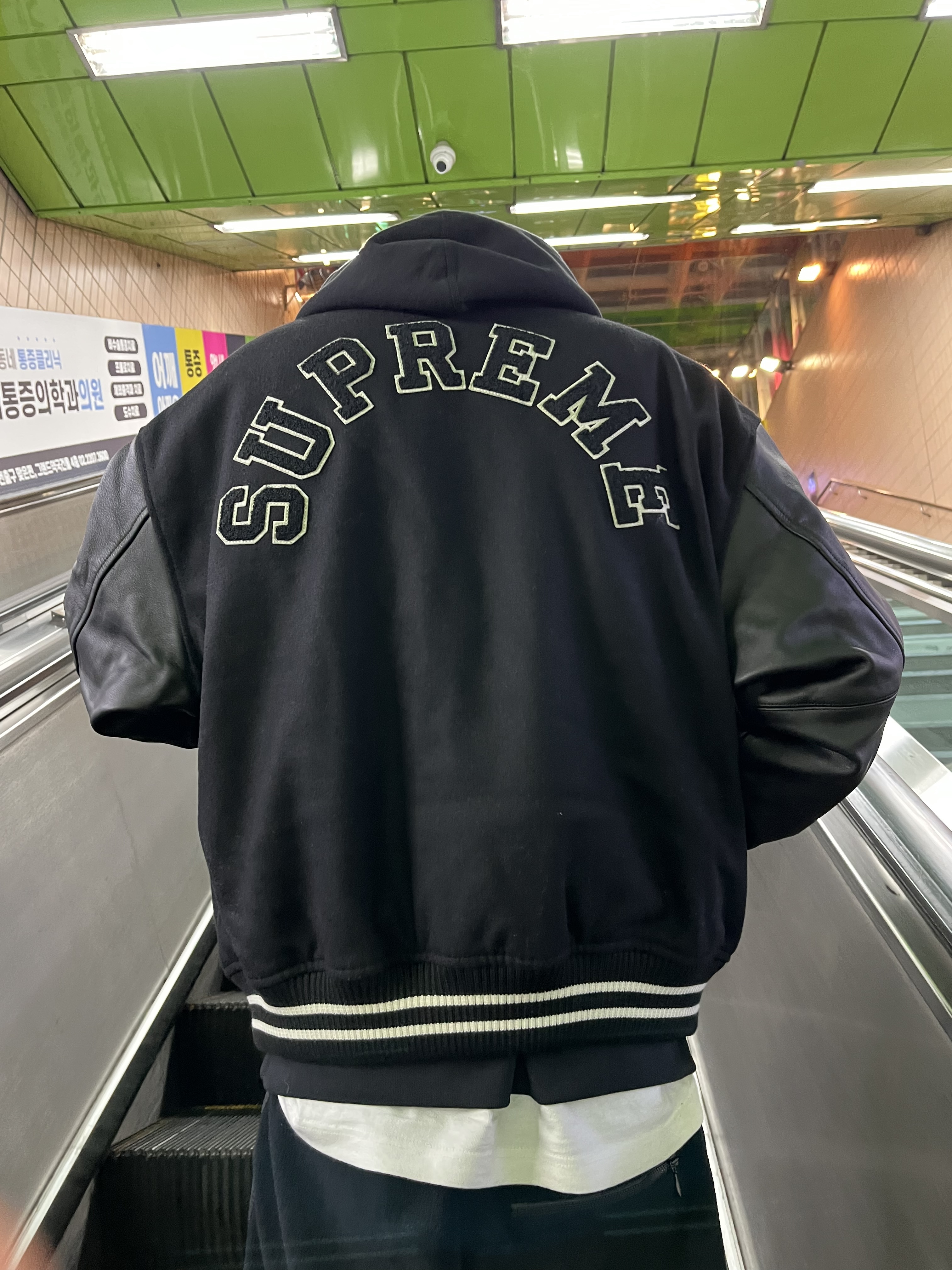 Supreme Tiger Varsity Jacket Black - 23FW 착용 스타일 - 2
