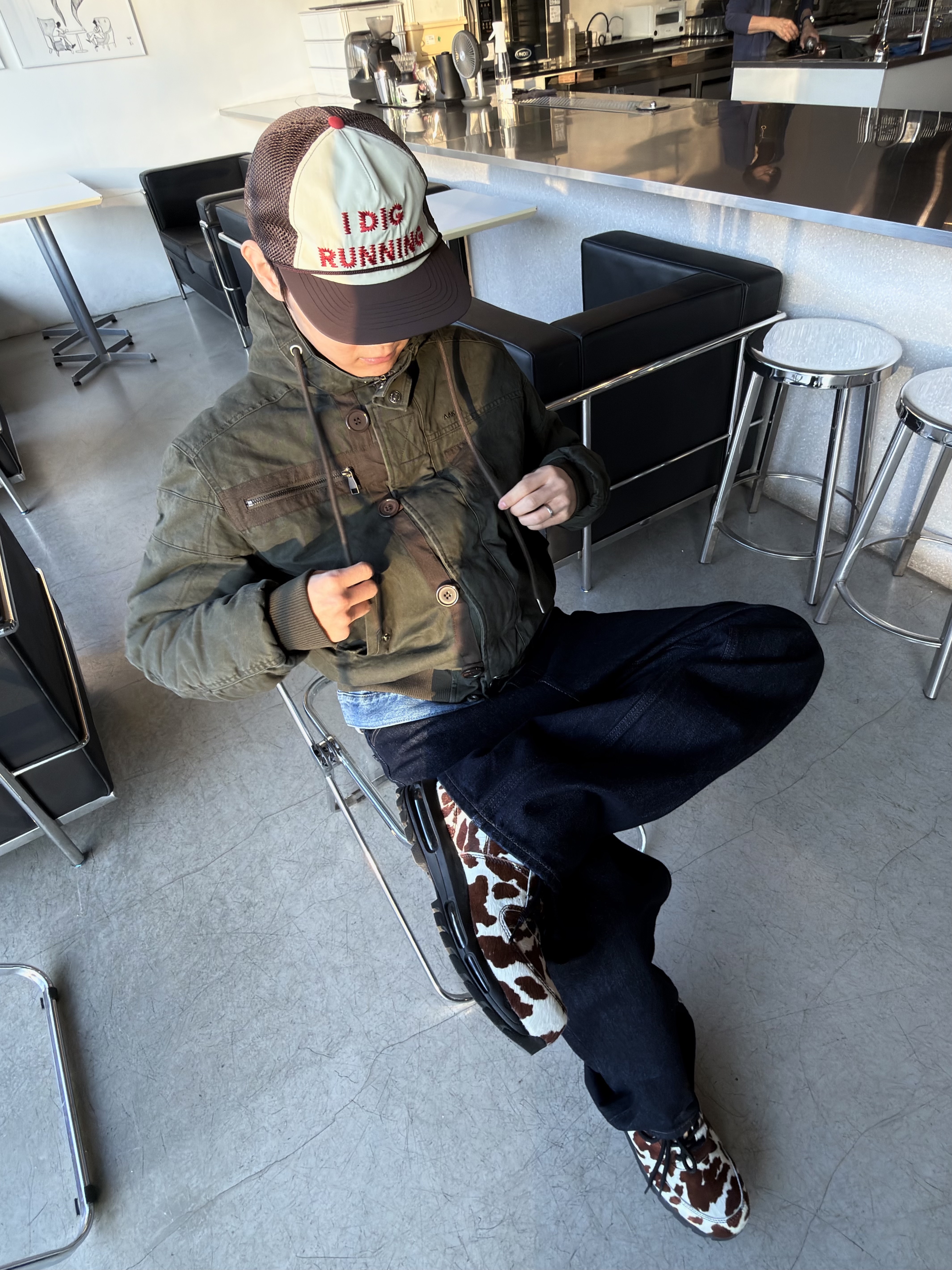 Alex Zono I Dig Running Trucker Hat OG Brown, Nike Air Max Goadome QS Sail and Cacao Wow 착용 스타일 - 6