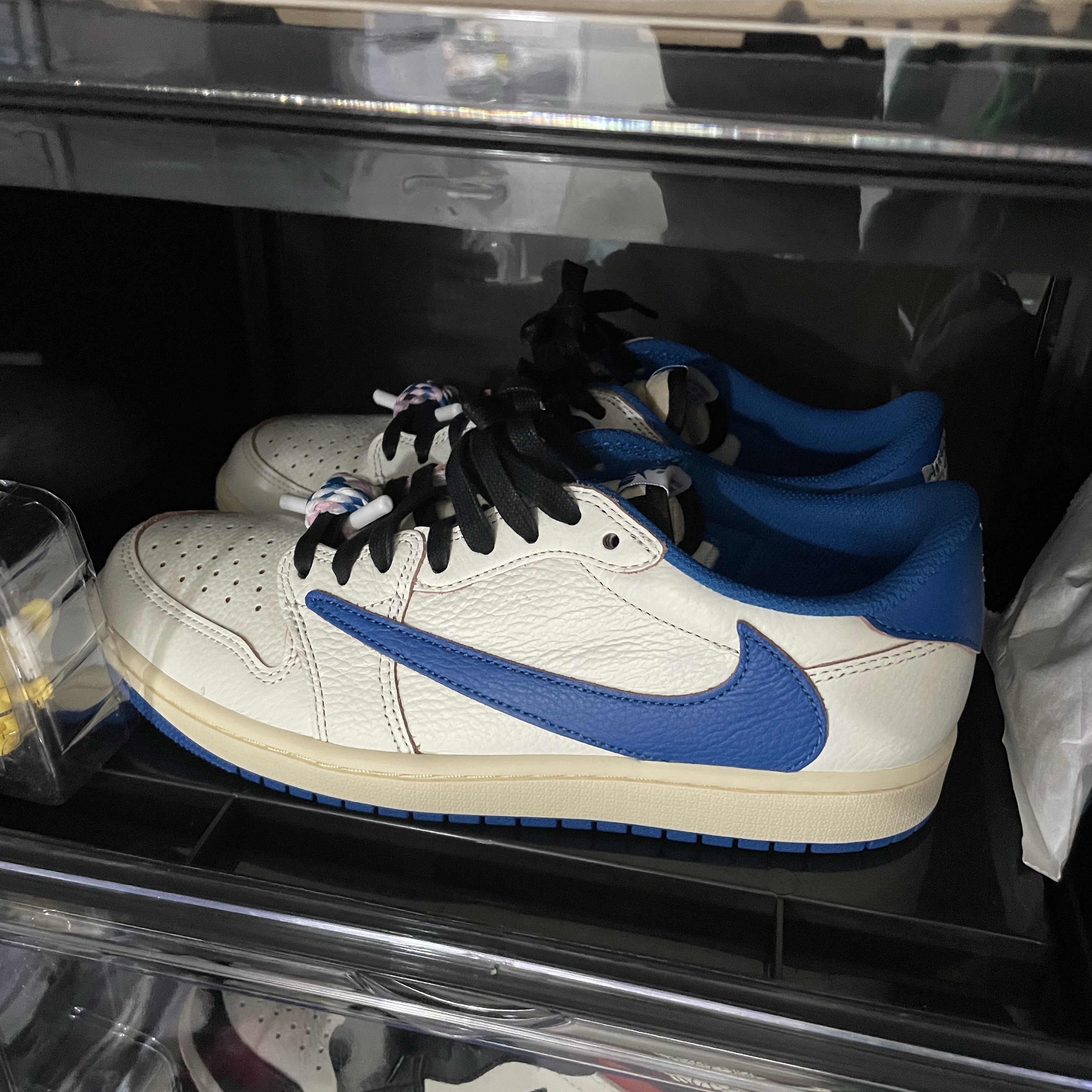 Jordan 1 x Travis Scott x Fragment Retro Low OG SP Sail Military Blue 착용 스타일