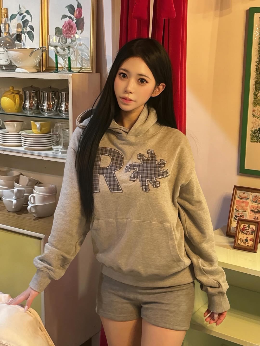 SLOW RECORD HOUSE Check Patch Hoodie Grey 착용 스타일 - 1
