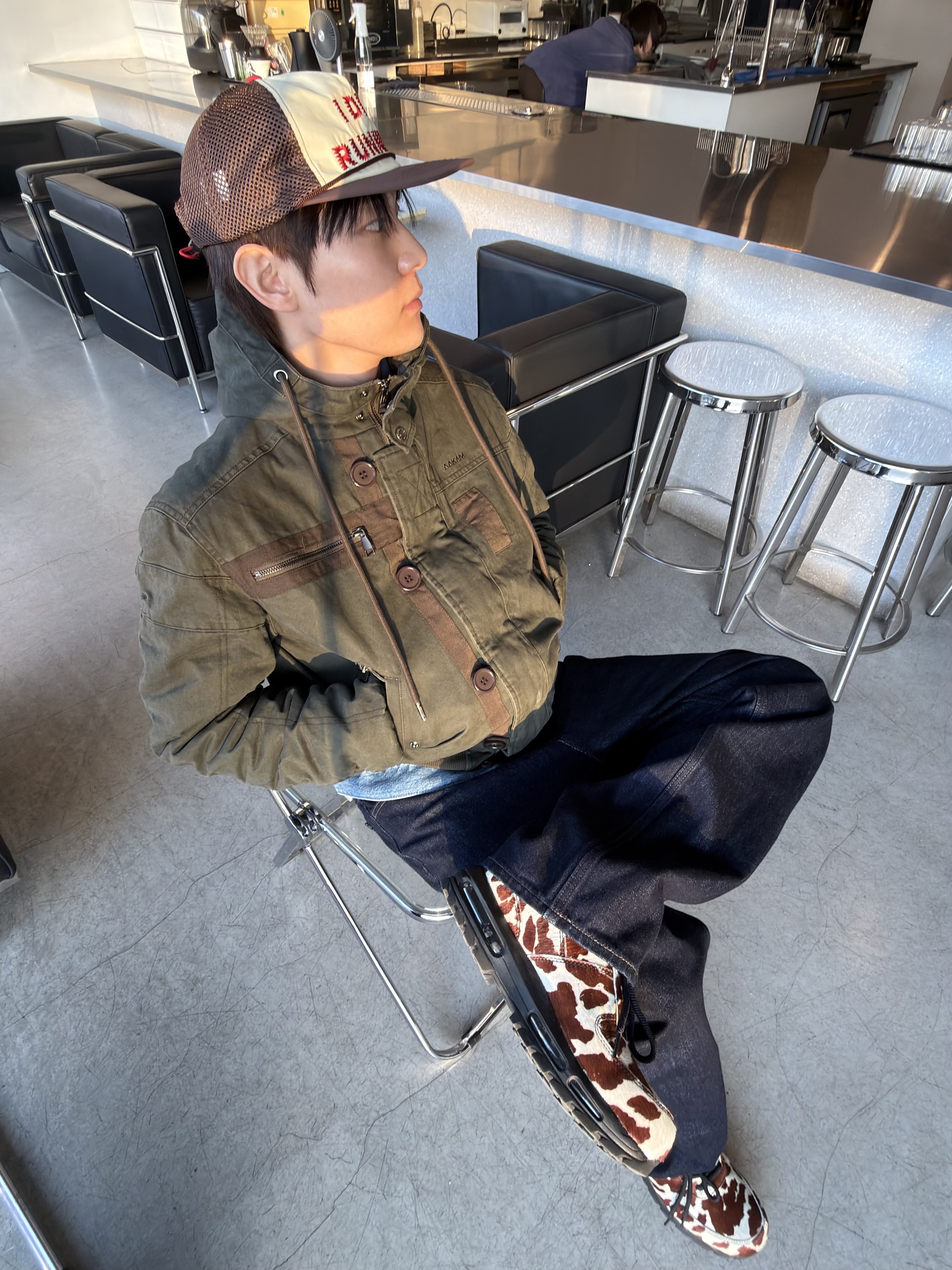 Alex Zono I Dig Running Trucker Hat OG Brown, Nike Air Max Goadome QS Sail and Cacao Wow 착용 스타일 - 5