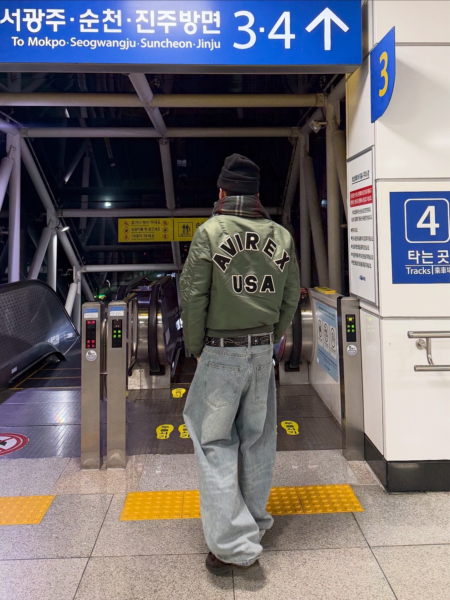Dr. Martens Adrian Arcadia Leather Loafers Cherry Red, Carhartt WIP Short Watch Hat Black 착용 스타일 - 7