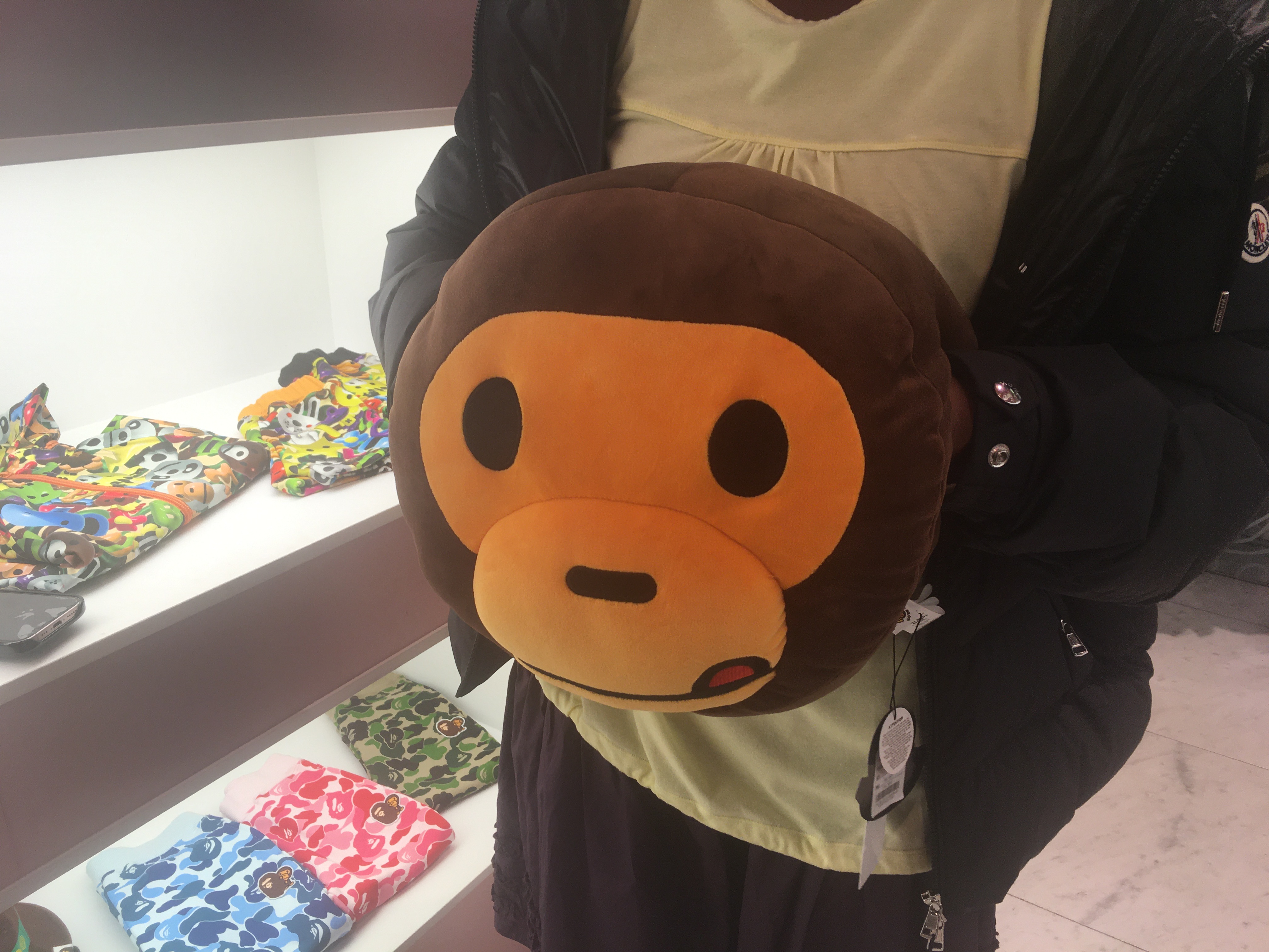 BAPE Baby Milo Cushion Brown, COYSEIO Hairy Fur Jacket Black 착용 스타일 - 1