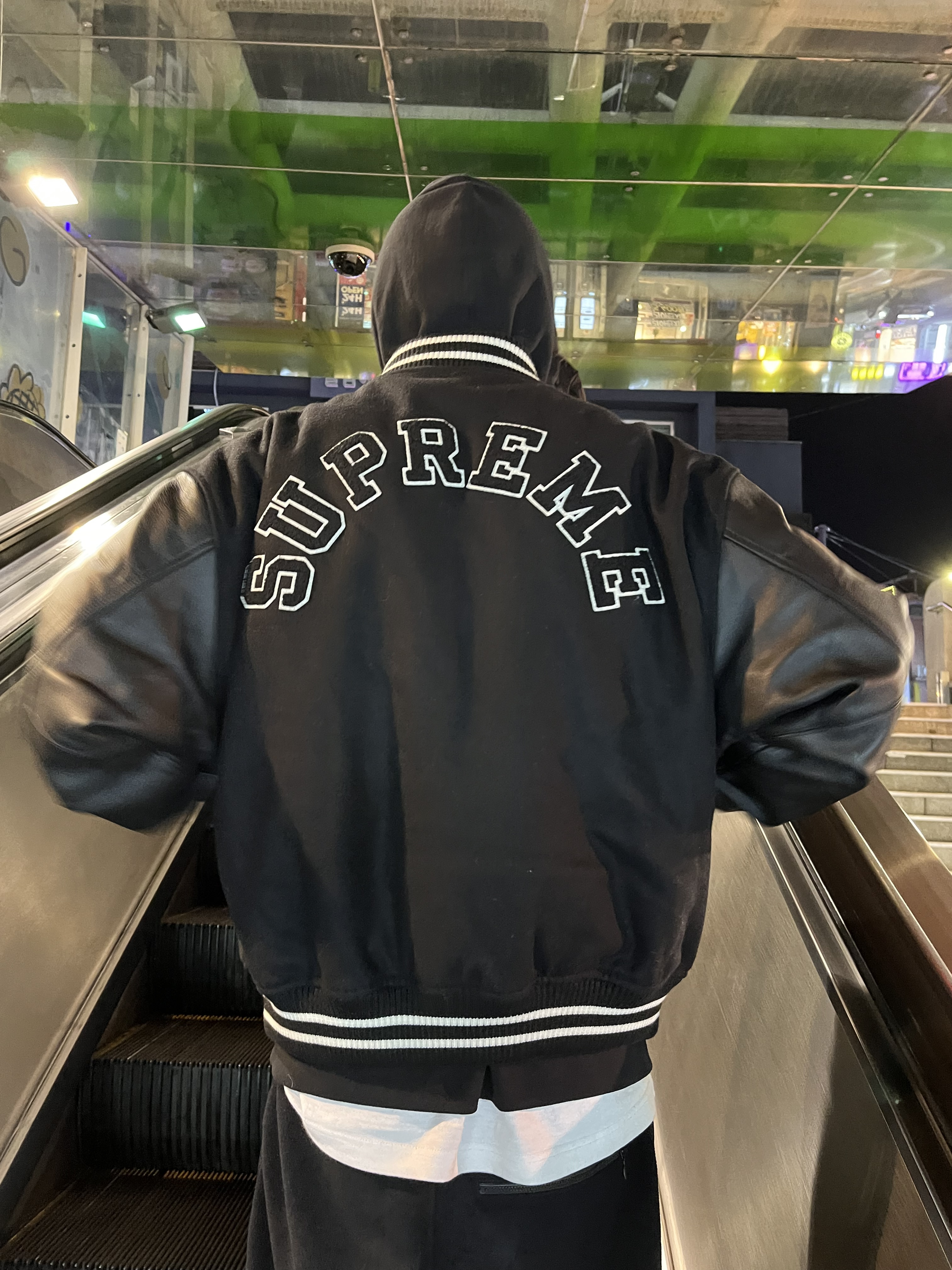 Supreme Tiger Varsity Jacket Black - 23FW 착용 스타일 - 1