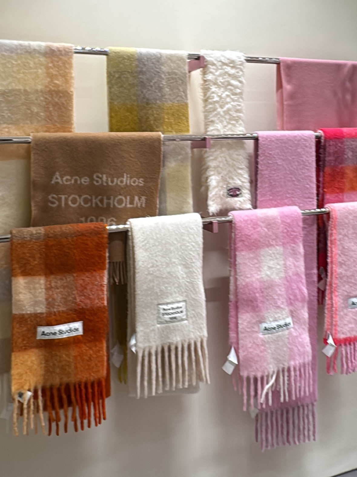 Acne Studios Mohair Check Muffler White Grey Royal Blue, Acne Studios Mohair Check Muffler Candy Pink White 착용 스타일 - 2