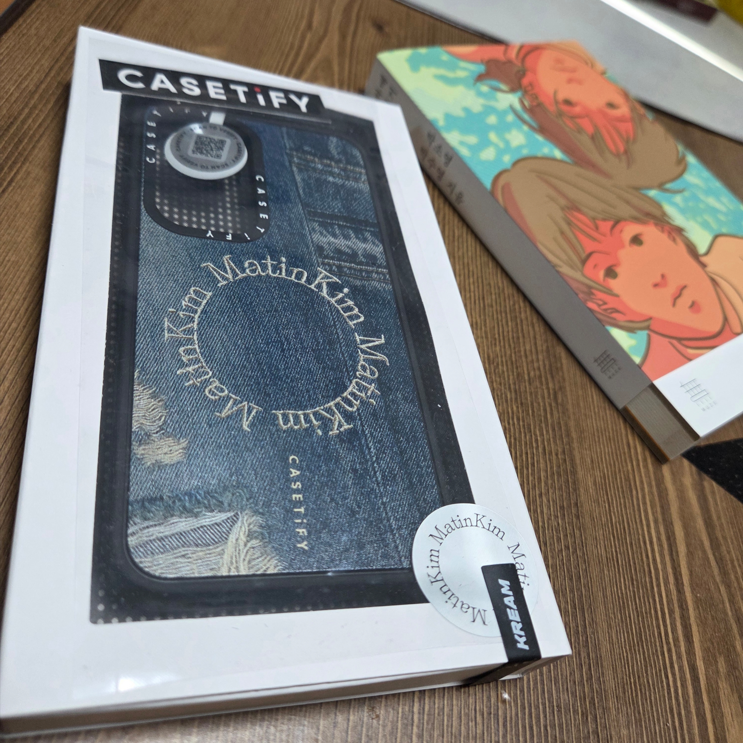 Castify x Matin Kim Galaxy Denim Circle Impact Case Matte Black 착용 스타일 - 2