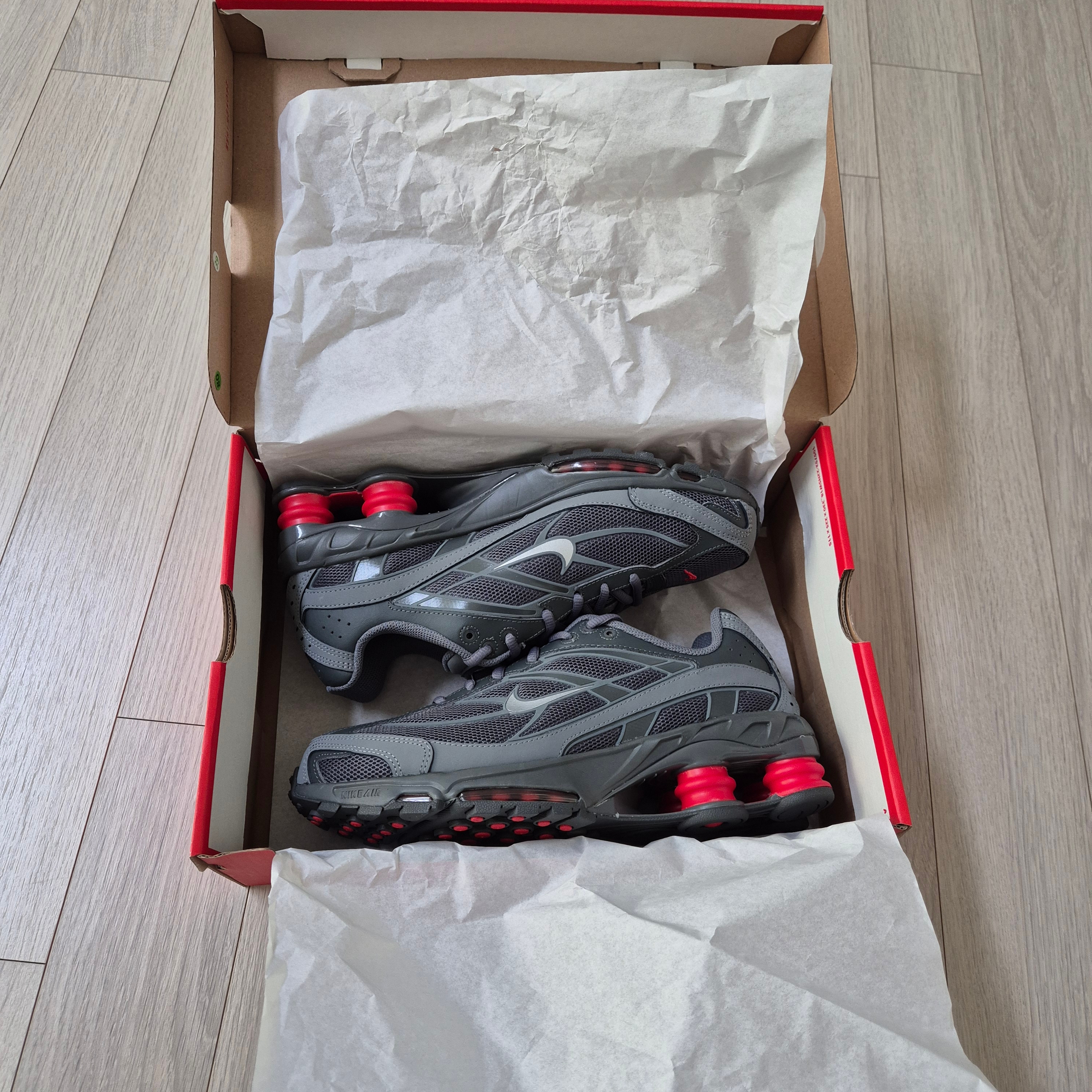 Nike Shox Ride 2 Smoke Grey University Red 착용 스타일 - 3