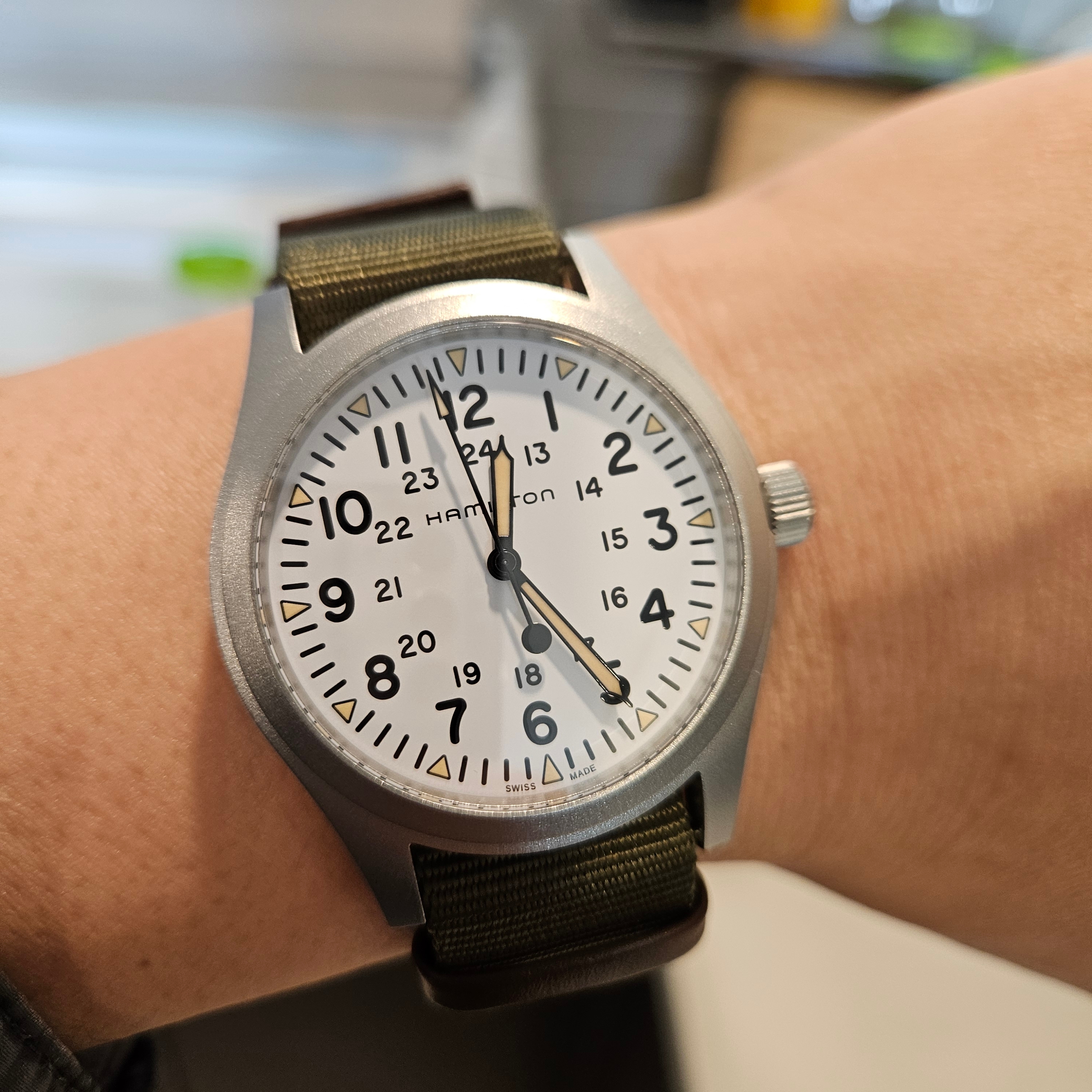 [15% 쿠폰] Hamilton Khaki Field Mechanical 42mm Nato Strap Green White 착용 스타일 - 1