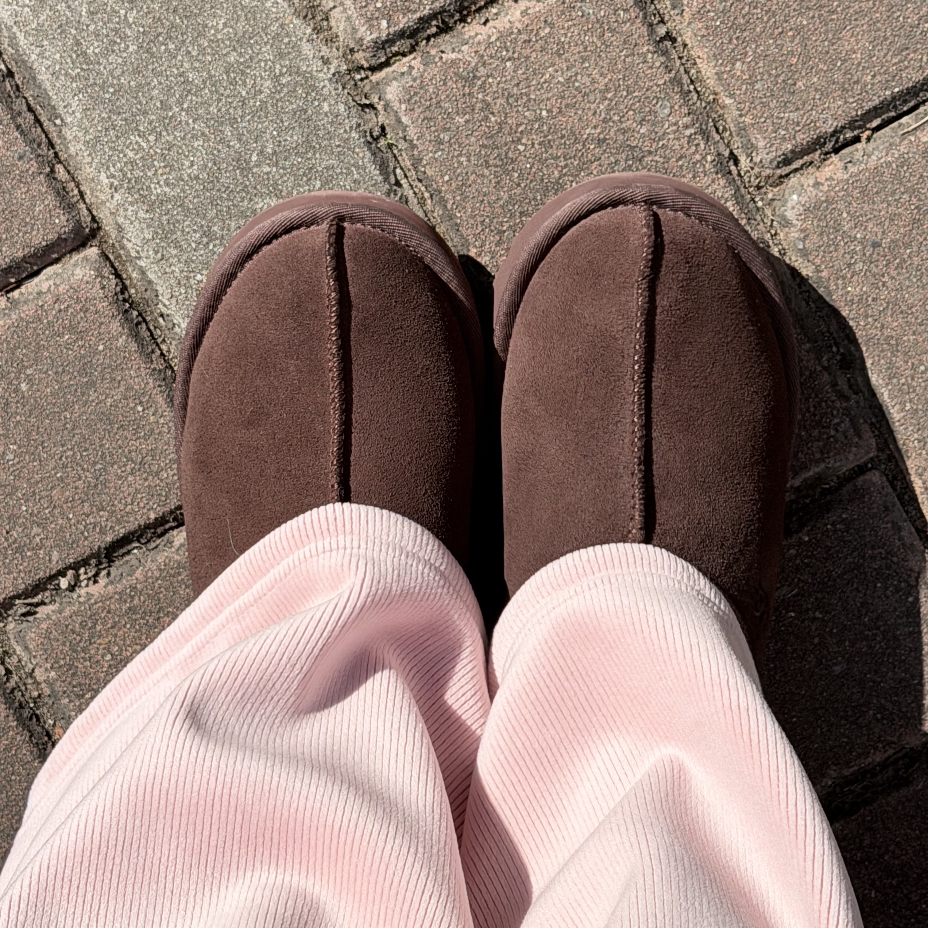 (W) UGG Tasman Slipper Burnt Cedar 착용 스타일 - 1