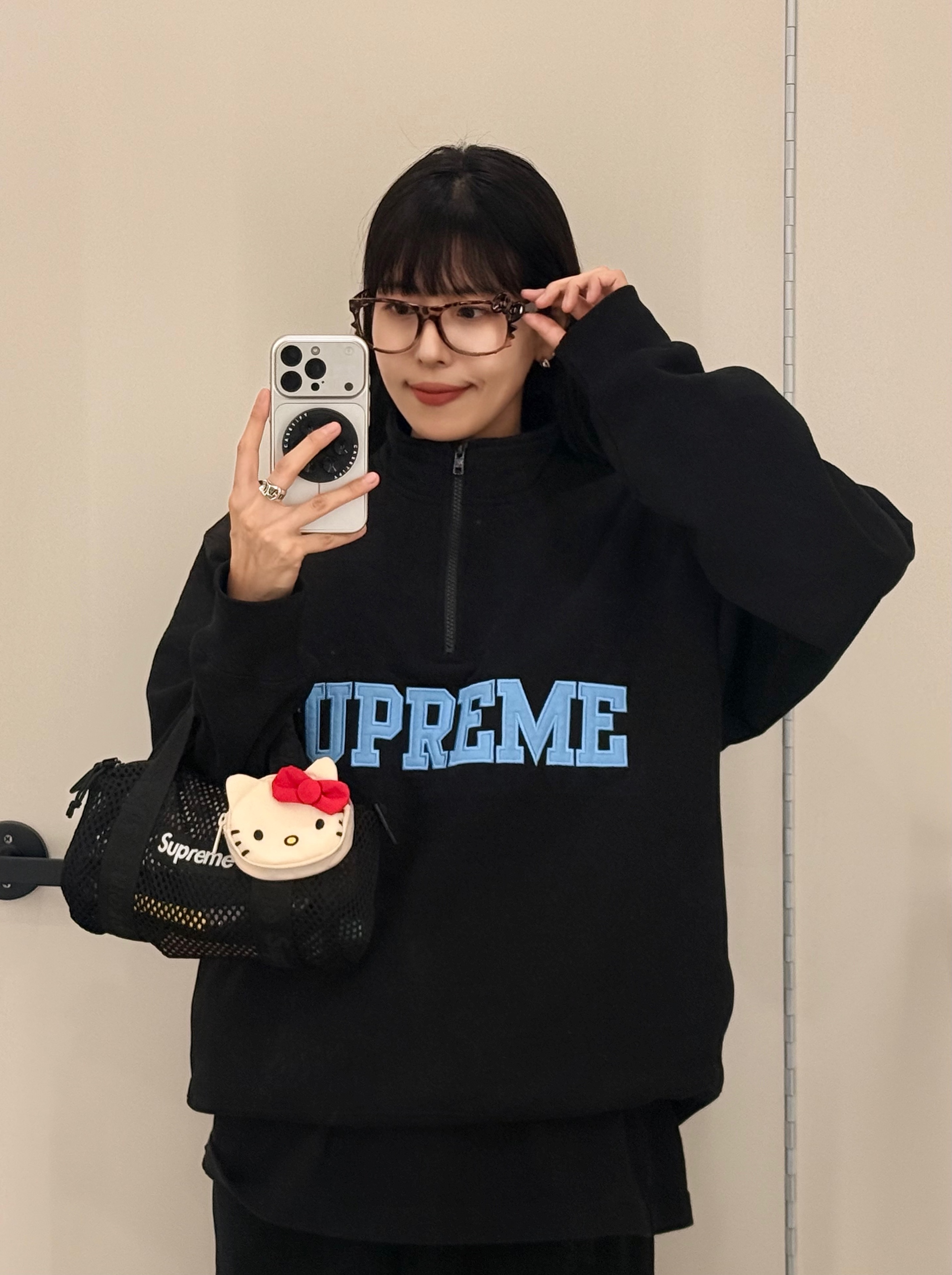 Supreme Collegiate Half Zip Pullover Black - 24FW, Supreme Mesh Mini Duffle Bag Black - 25SS 착용 스타일 - 1