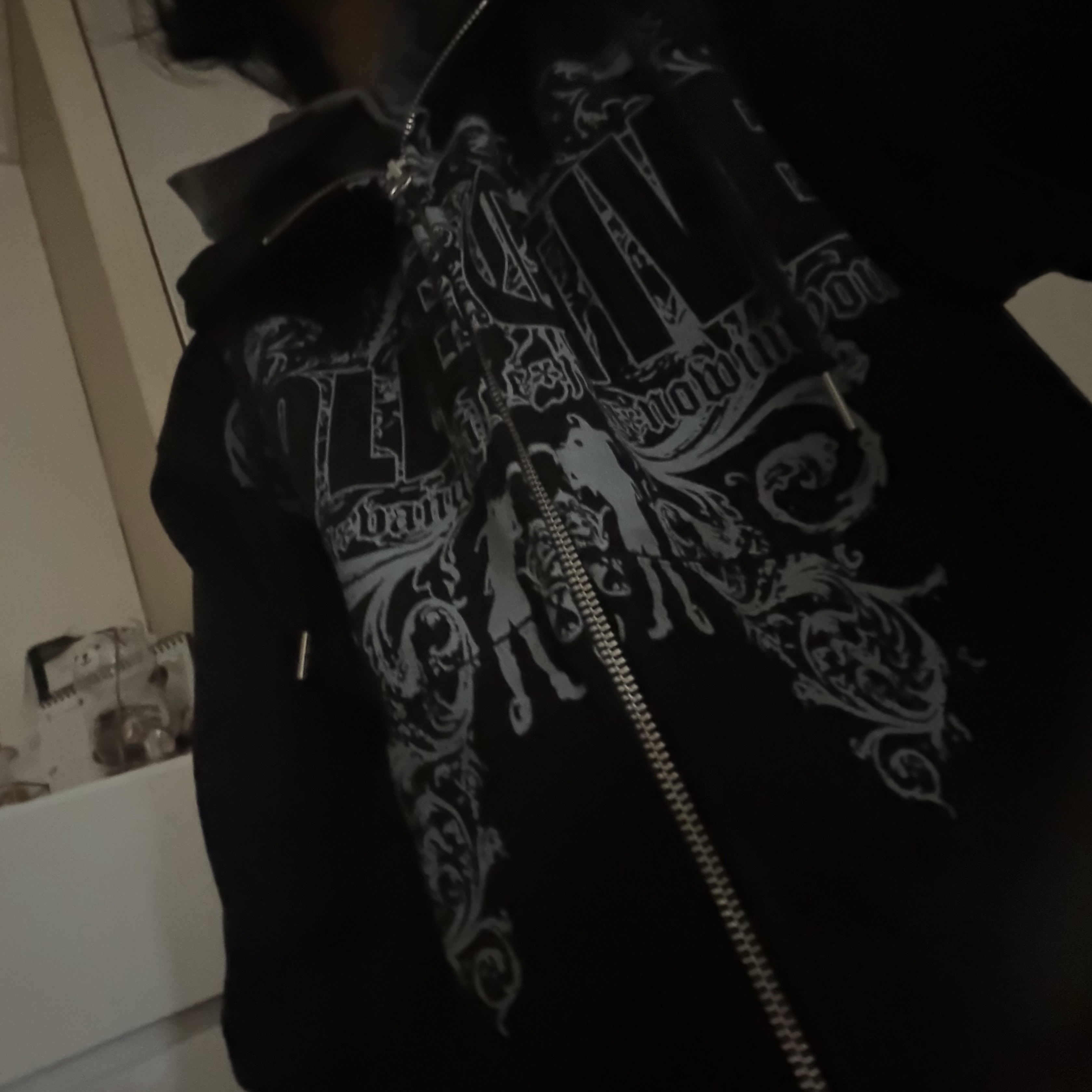 KOLLECTIVE LOGO ZIP UP HOODIE BLACK 착용 스타일