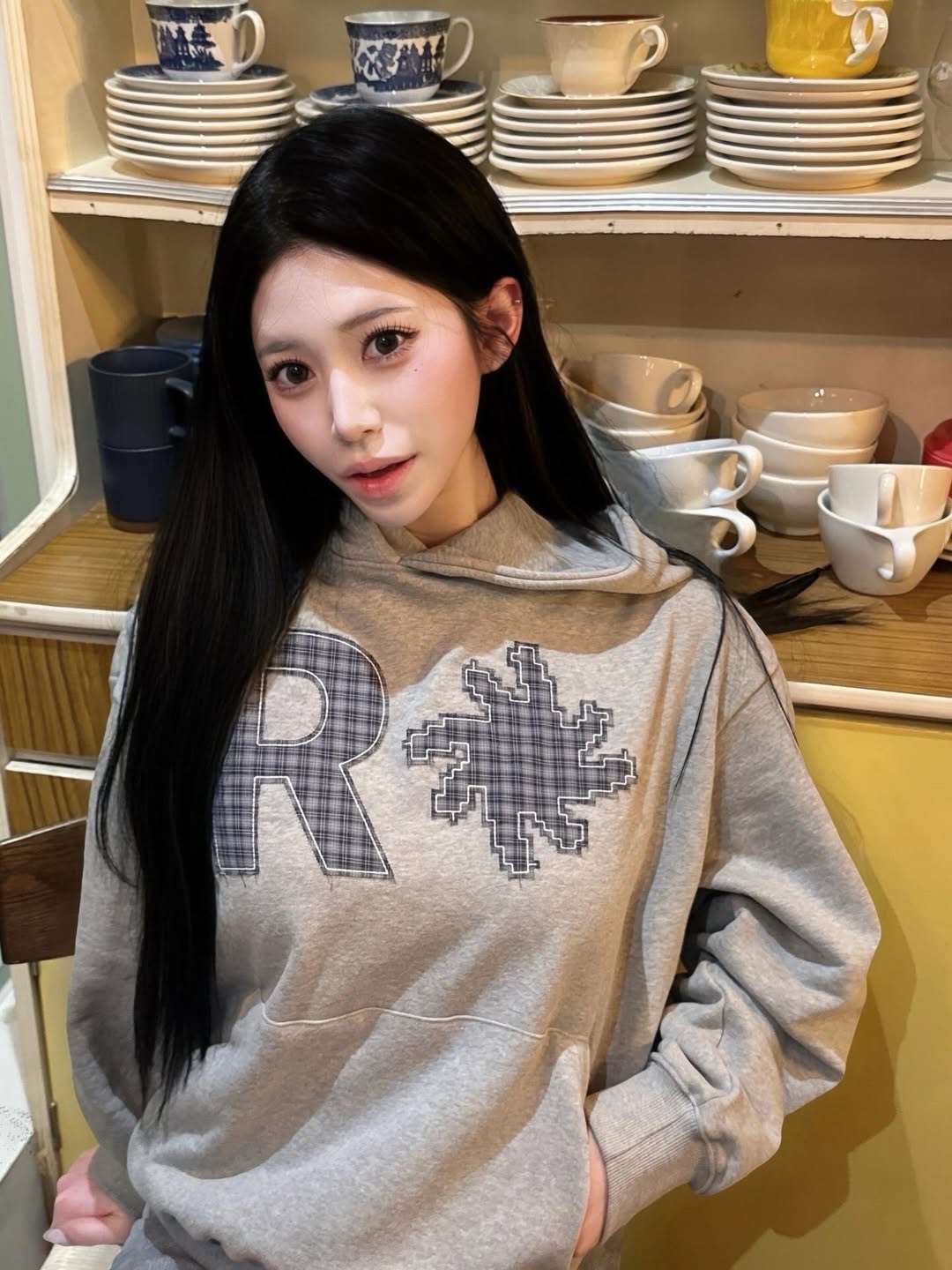 SLOW RECORD HOUSE Check Patch Hoodie Grey 착용 스타일 - 5