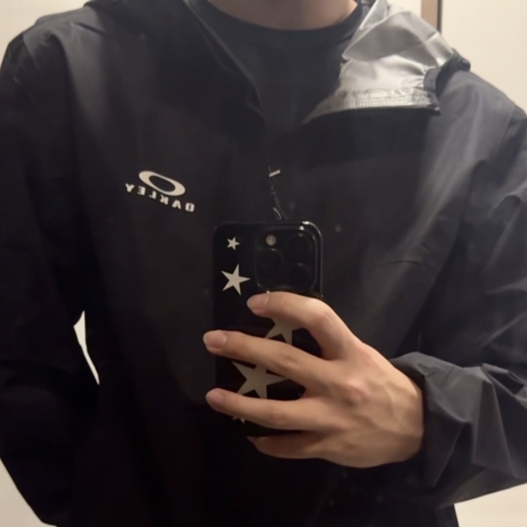 Oakley Elements Shell Jacket 2.0 Blackout 착용 스타일