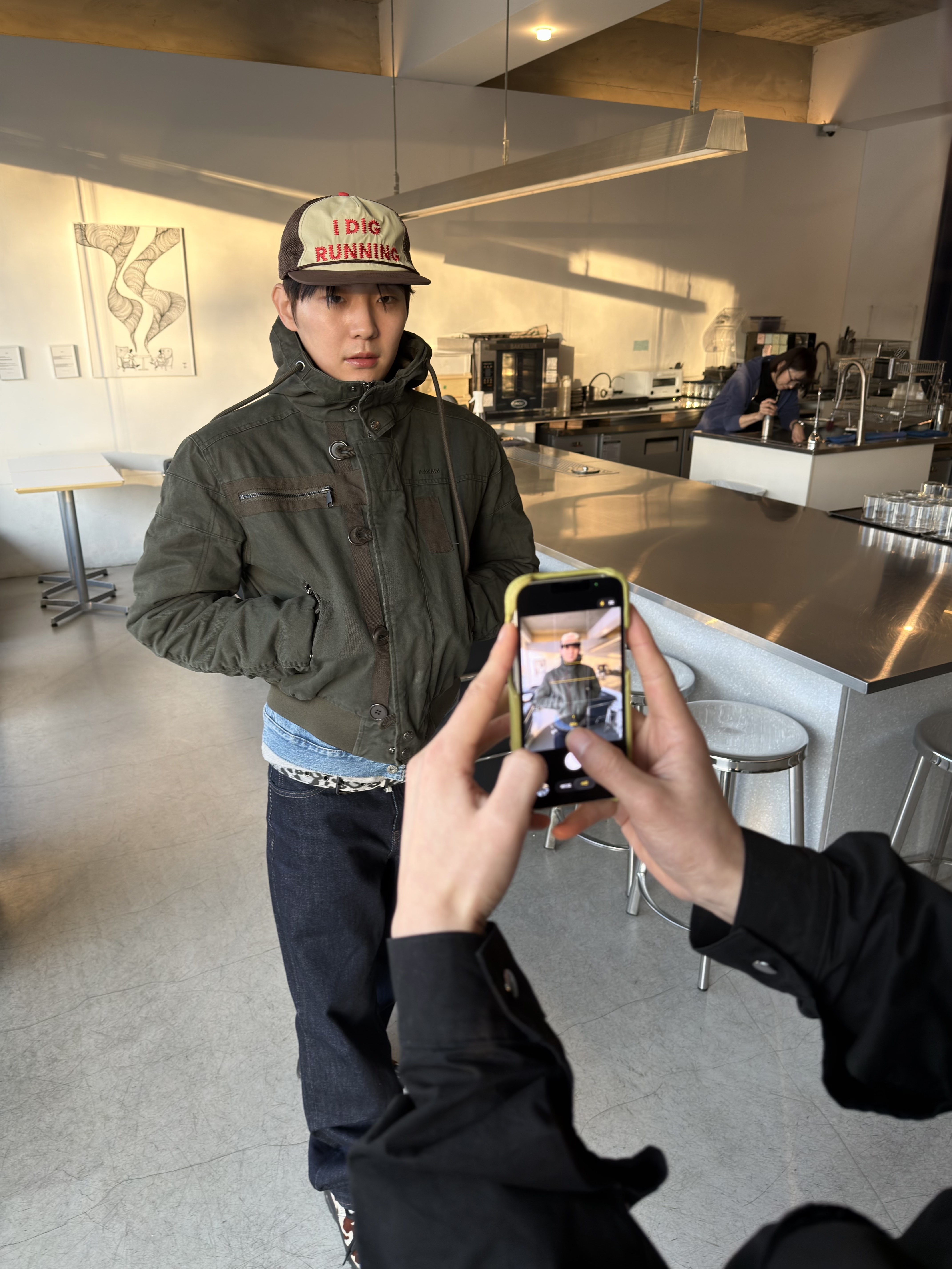 Alex Zono I Dig Running Trucker Hat OG Brown, Nike Air Max Goadome QS Sail and Cacao Wow 착용 스타일 - 4