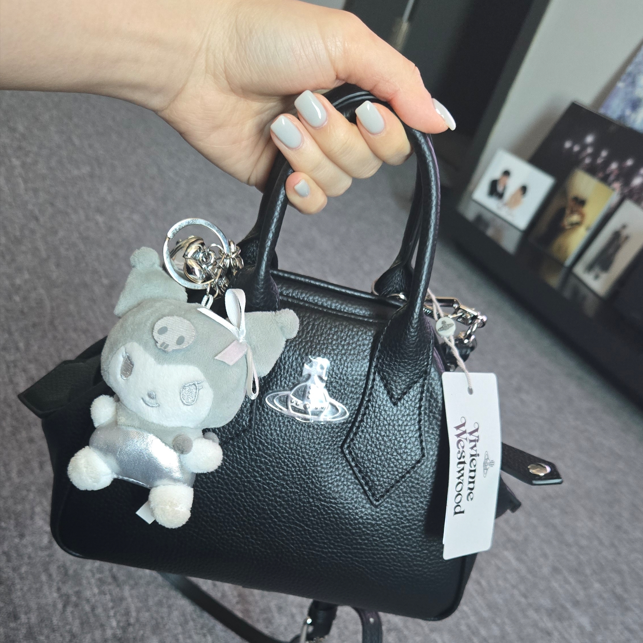 Vivienne Westwood Saffiano Small Yasmine Handbag Black 착용 스타일 - 2