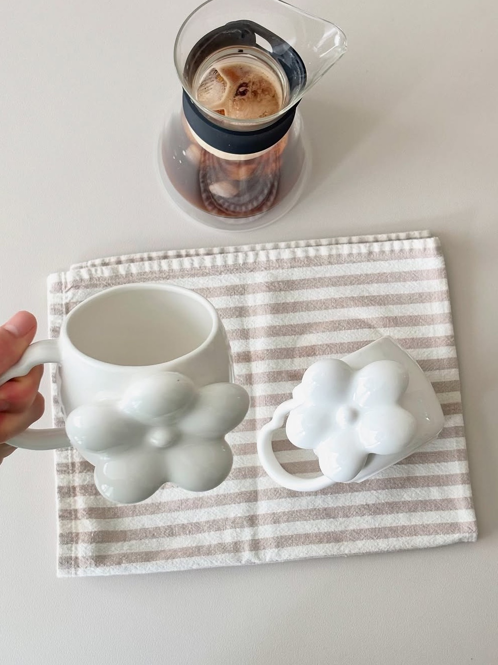 LEEJAE FLOWER PENDANT CUP WHITE 착용 스타일 - 1