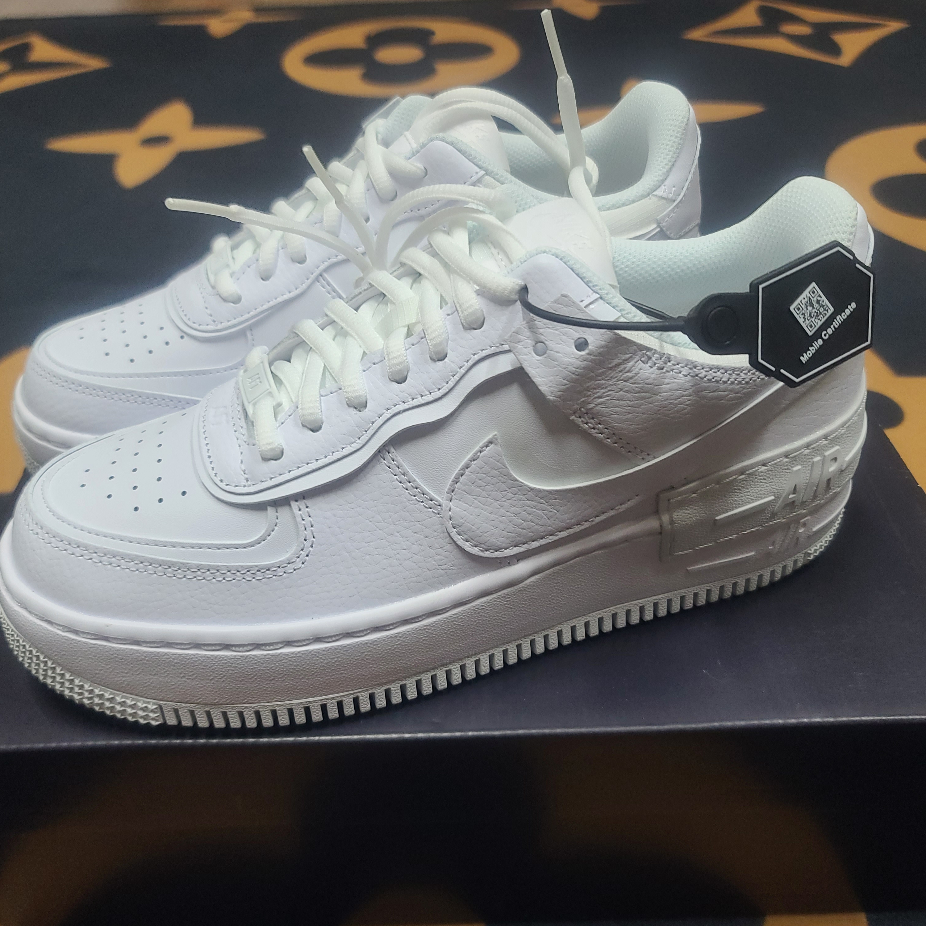 (W) Nike Air Force 1 Shadow Triple White 착용 스타일 - 1