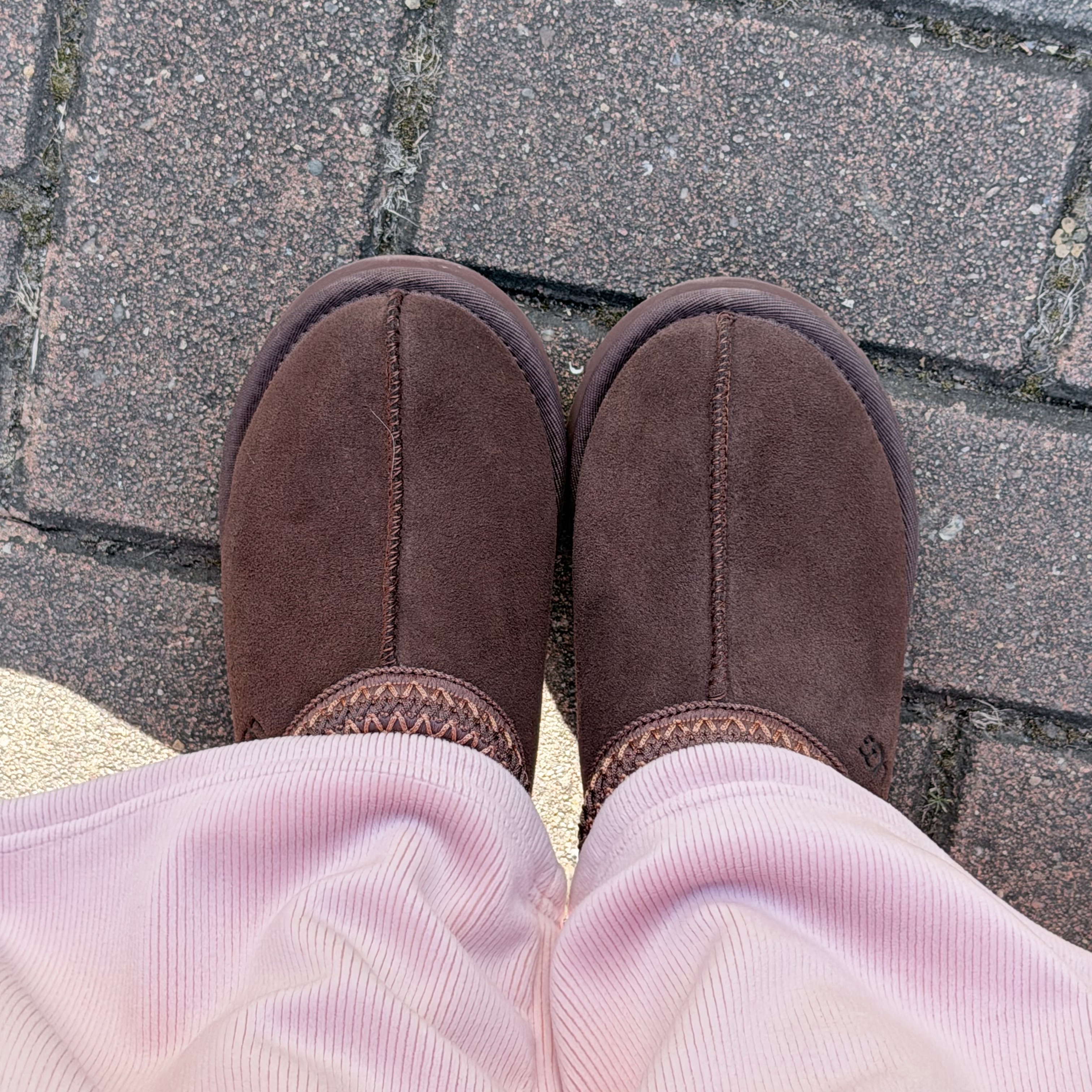 (W) UGG Tasman Slipper Burnt Cedar 착용 스타일 - 2