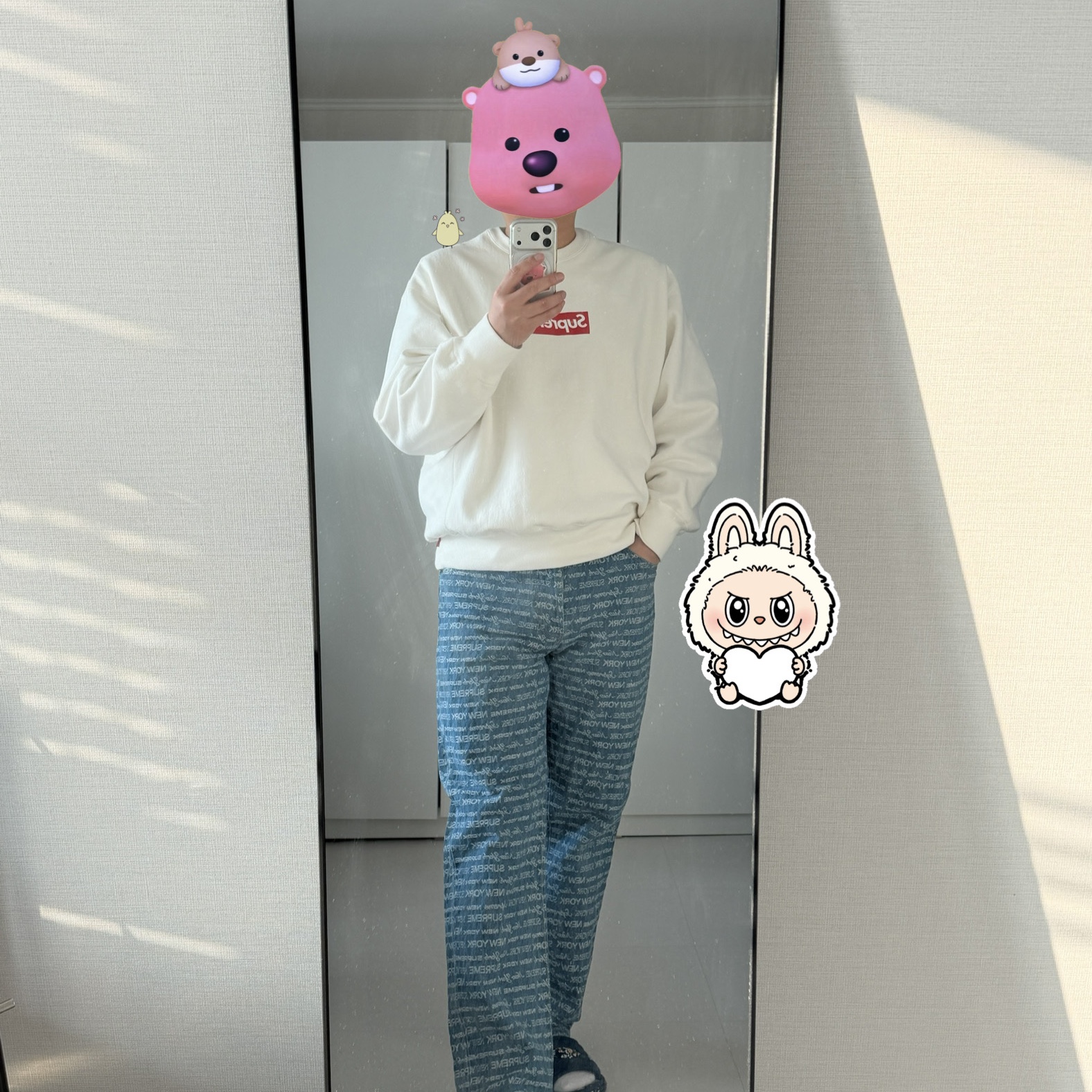Supreme Washed Box Logo Crewneck White - 25SS, Supreme Multi Type Jacquard Regular Jean Blue - 22FW 착용 스타일 - 1
