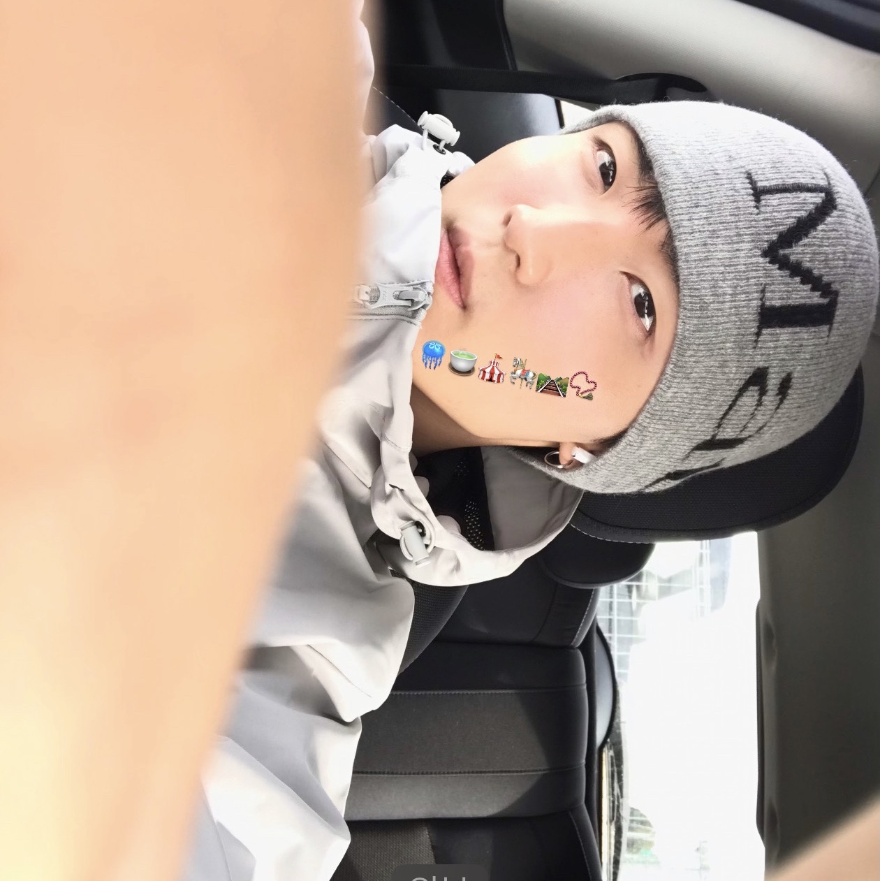 Matin Kim Logo Jacquard Short Beanie Grey 착용 스타일 - 2
