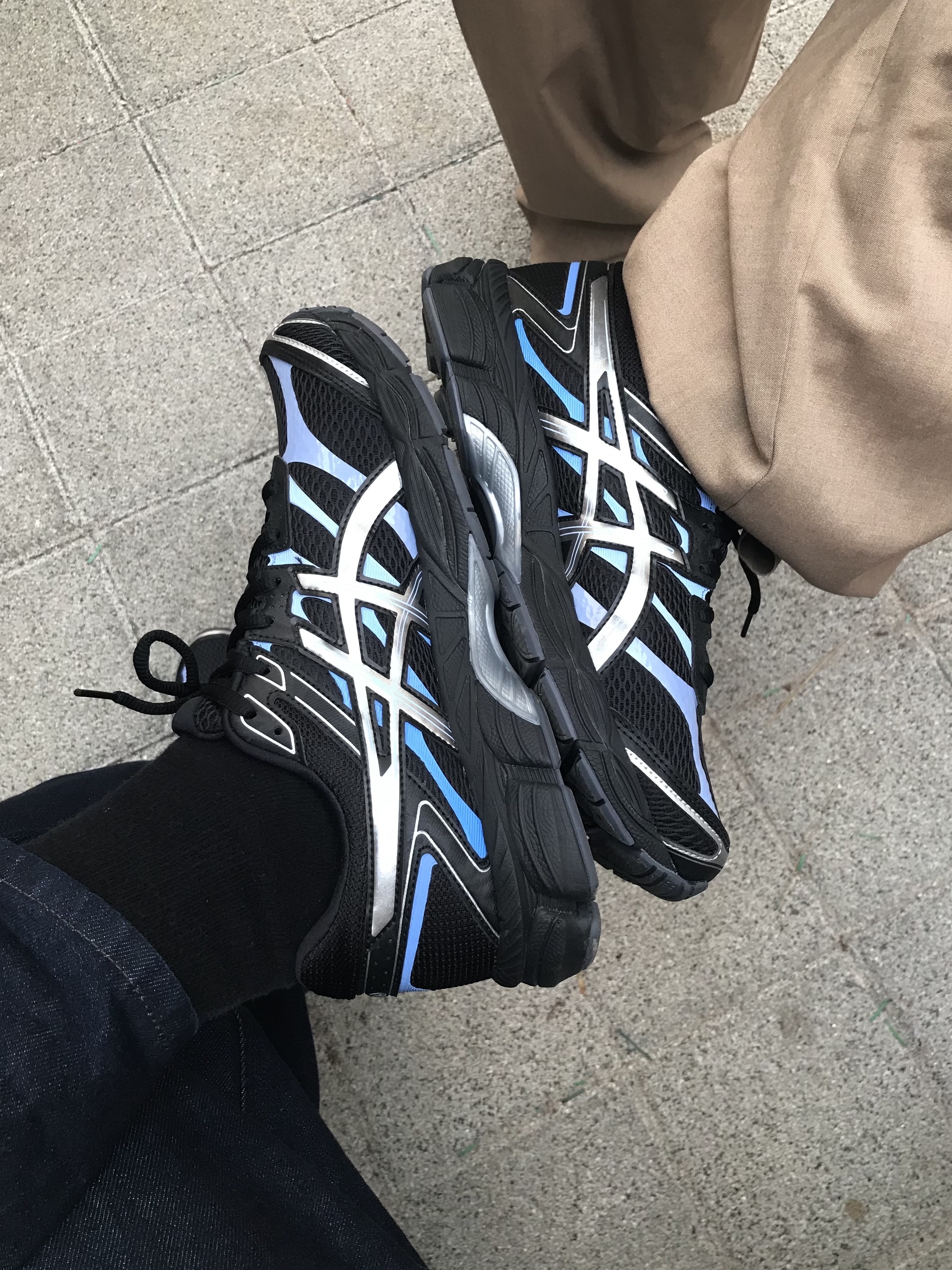Asics Gel-Cumulus 16 Black Pure Silver 착용 스타일 - 2