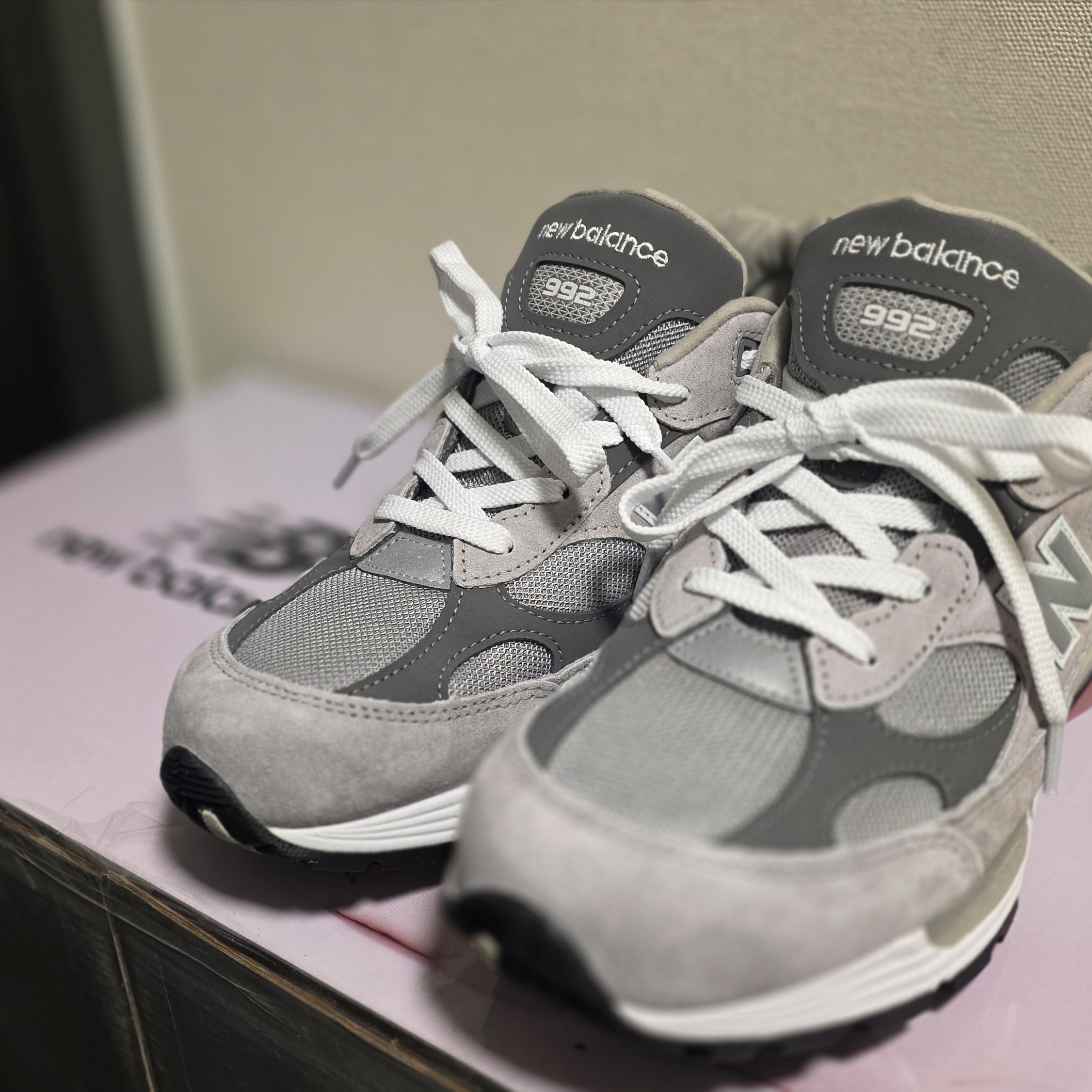 New Balance 992 Made in USA Core Grey Silver Metallic 착용 스타일 - 1