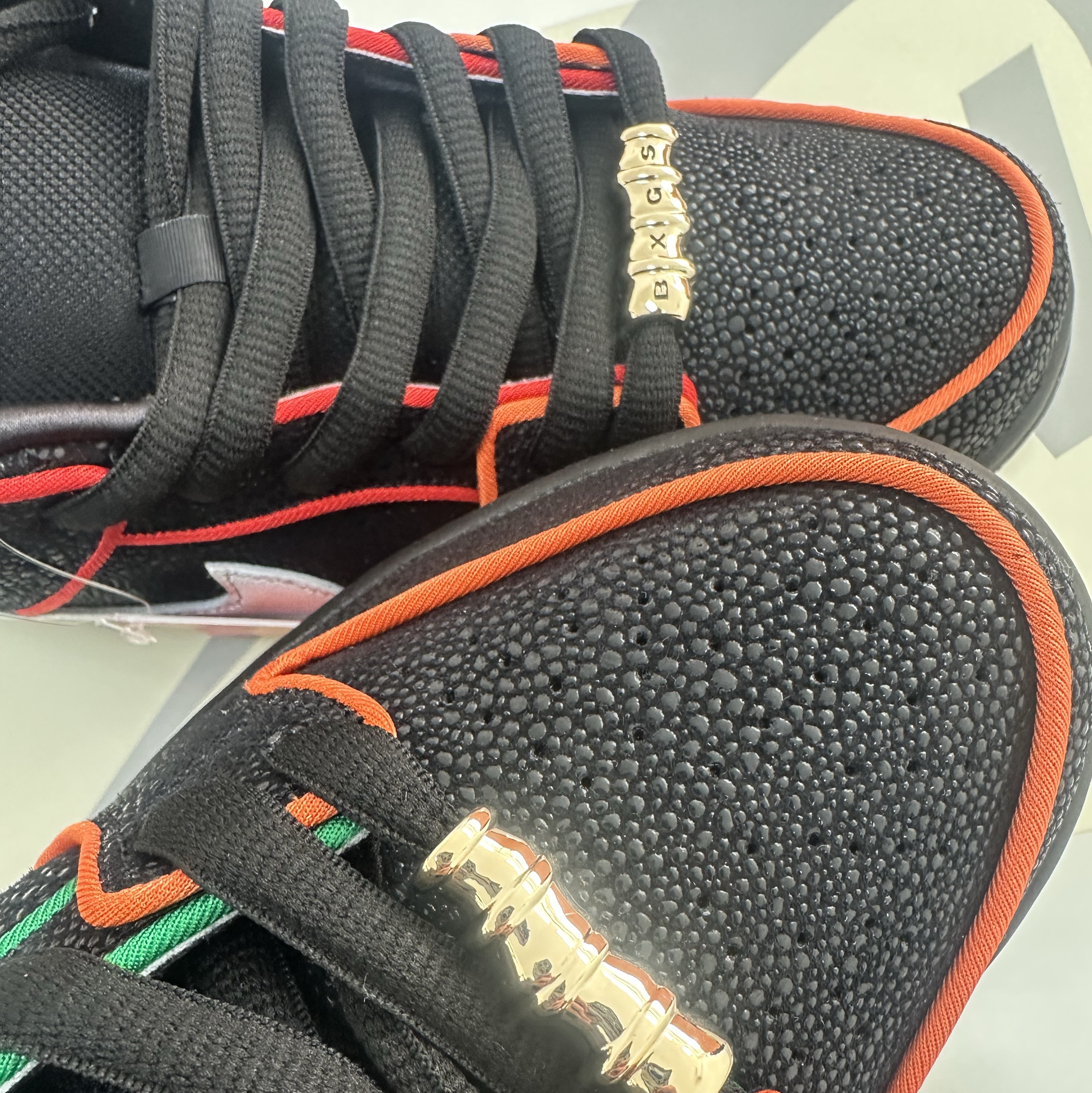 Nike x Bronx Girls Skate SB Dunk Low Black and Challenge Red 착용 스타일 - 5