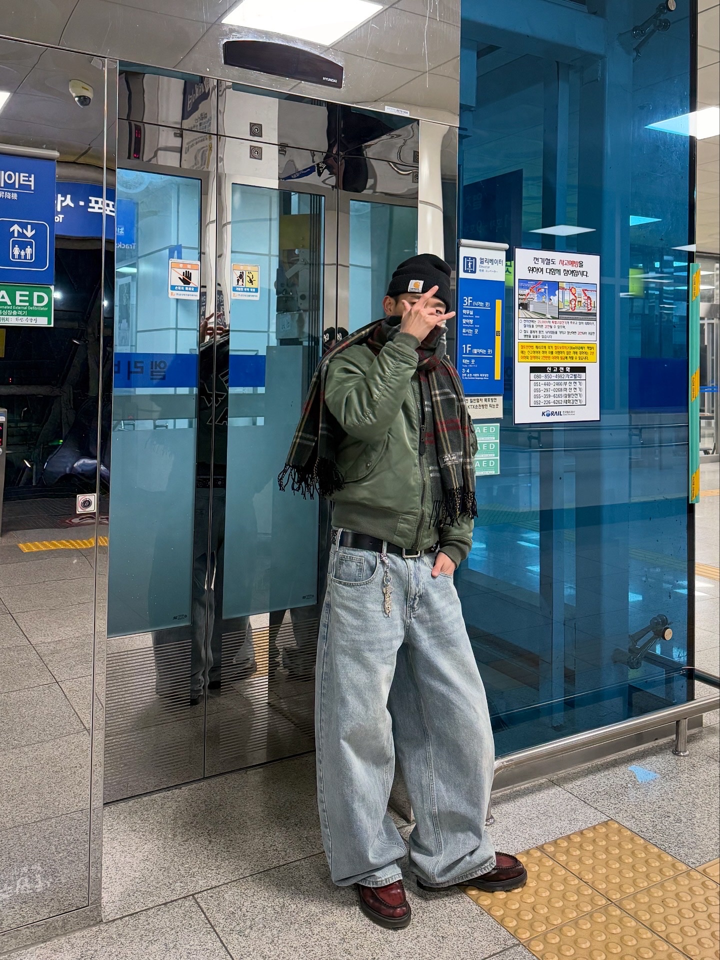 Dr. Martens Adrian Arcadia Leather Loafers Cherry Red, Carhartt WIP Short Watch Hat Black 착용 스타일 - 6