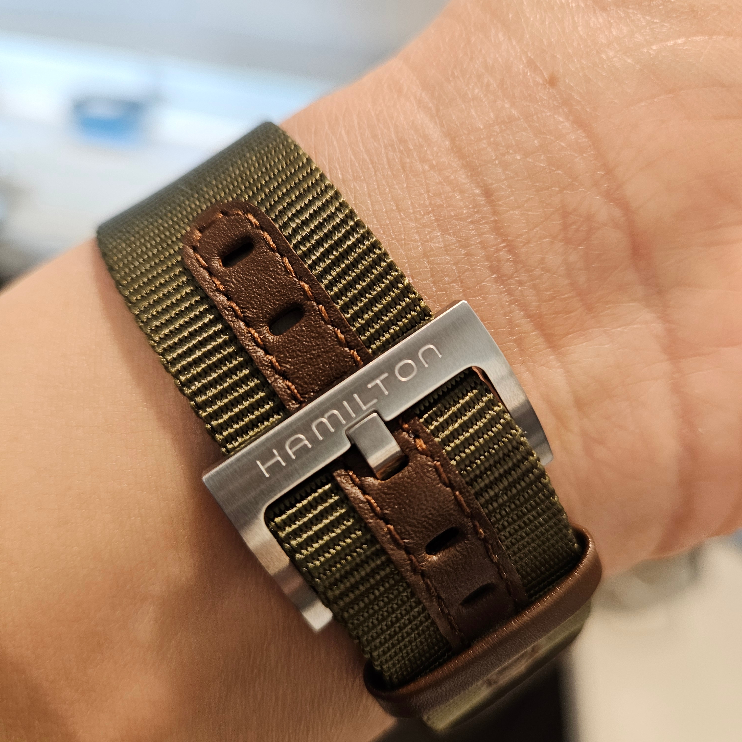 [15% 쿠폰] Hamilton Khaki Field Mechanical 42mm Nato Strap Green White 착용 스타일 - 4