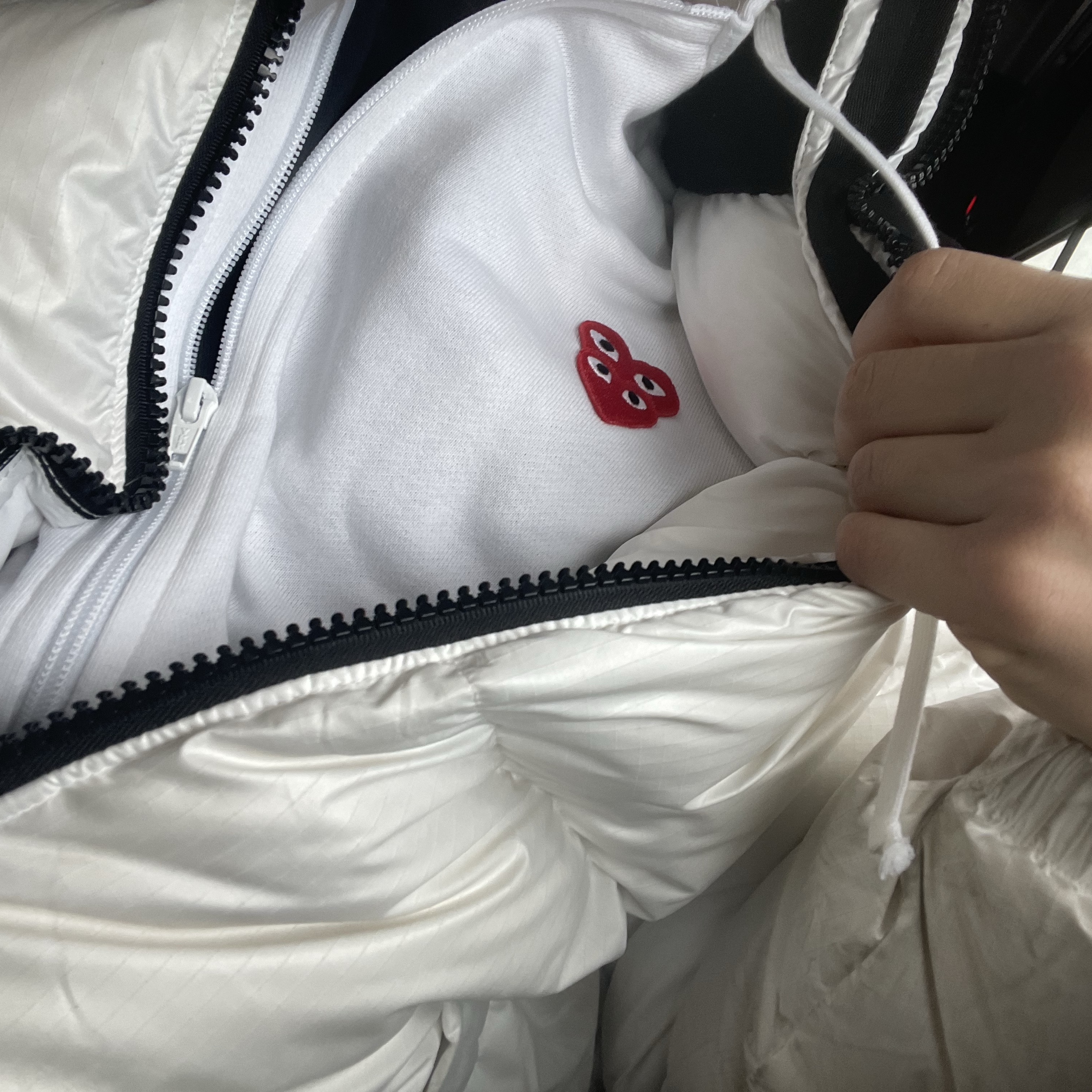 Play Comme Des Garcons Double Red Heart Zip Hooded Sweatshirt White 착용 스타일