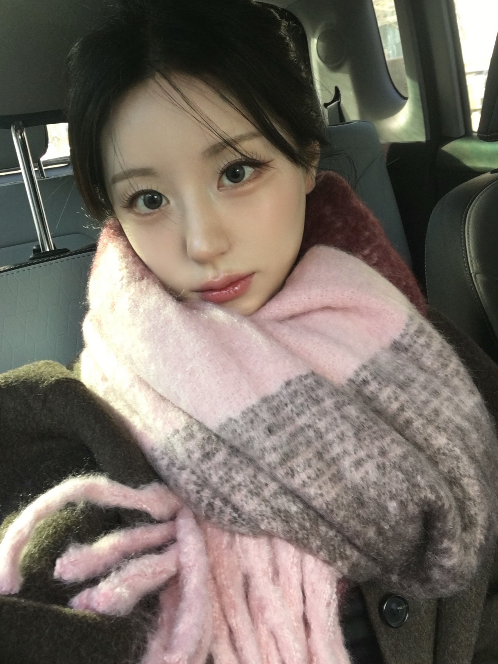 Permanent Archvie Brushed Long Knit Muffler Pink 착용 스타일