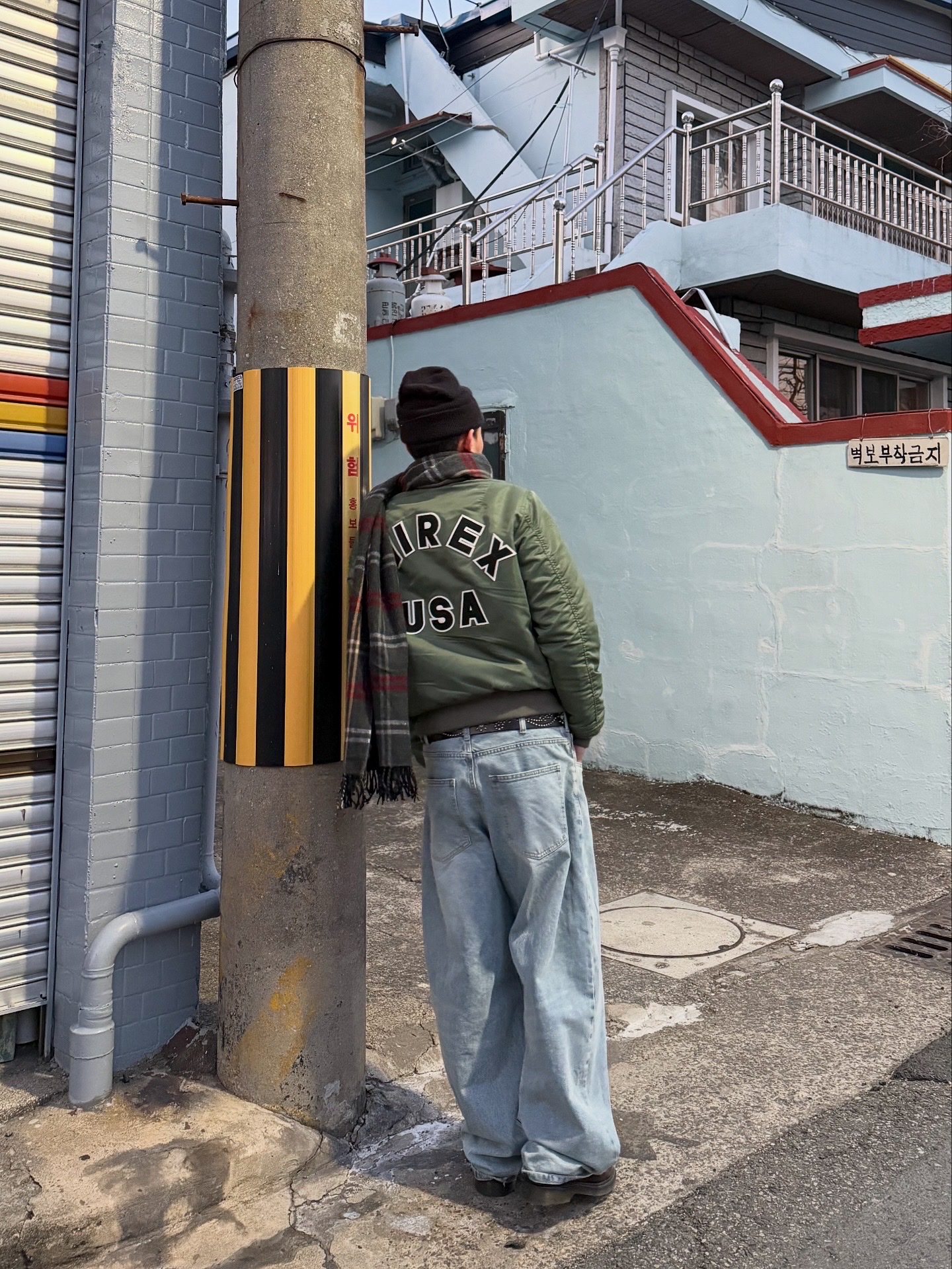 Dr. Martens Adrian Arcadia Leather Loafers Cherry Red, Carhartt WIP Short Watch Hat Black 착용 스타일 - 3