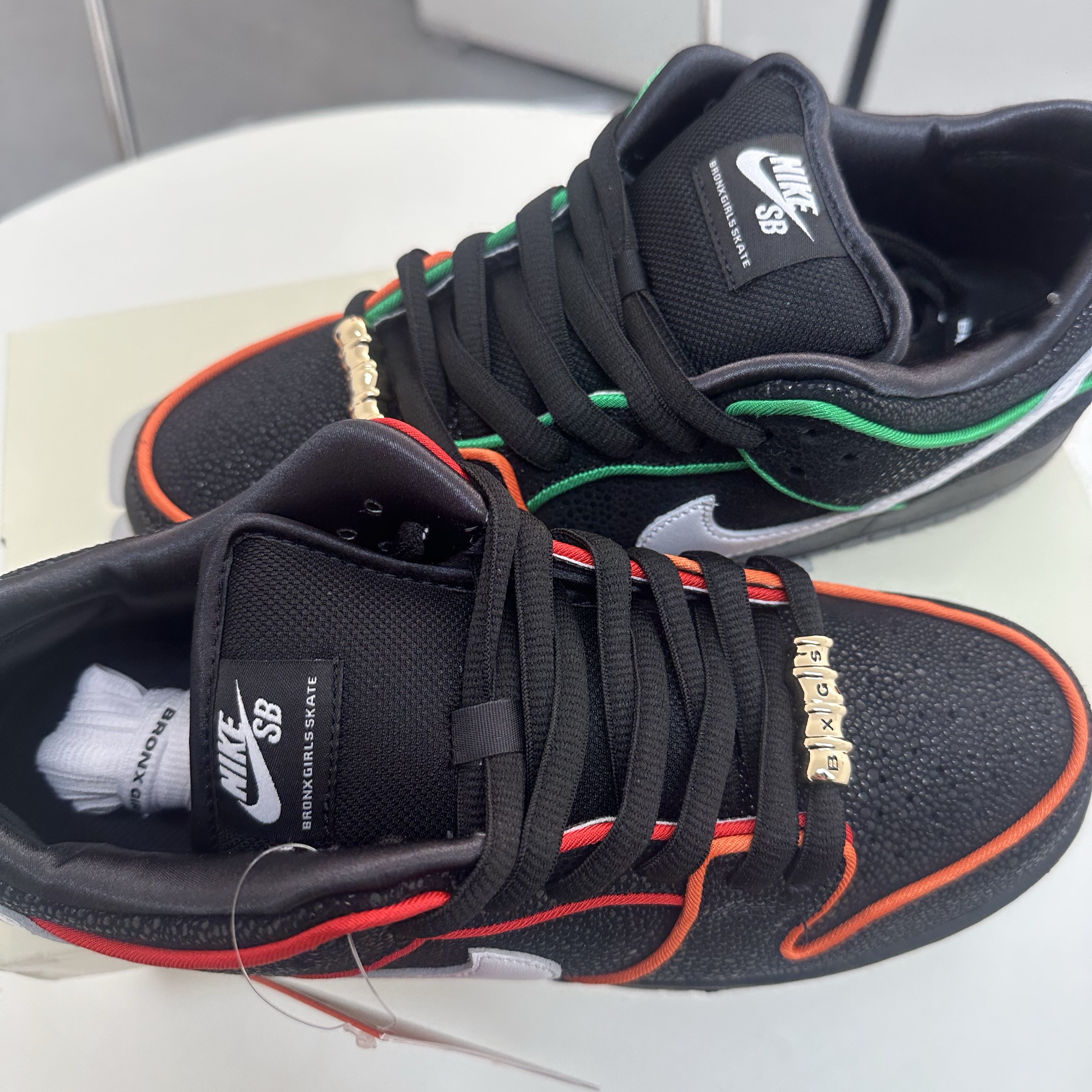 Nike x Bronx Girls Skate SB Dunk Low Black and Challenge Red 착용 스타일 - 2
