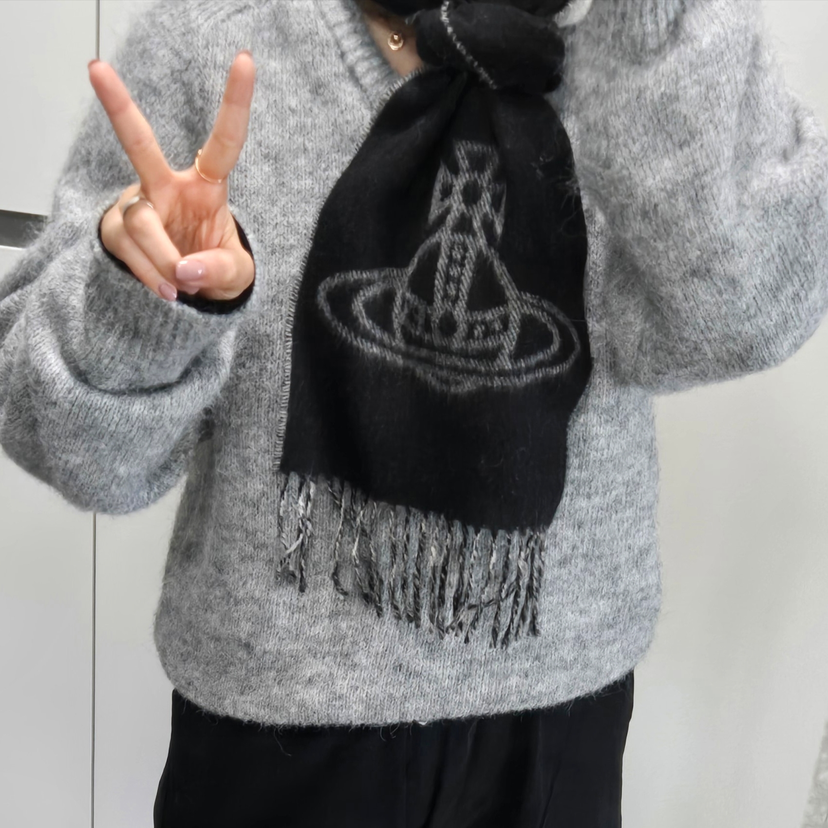 (W) Vivienne Westwood Double Logo Muffler Black 착용 스타일