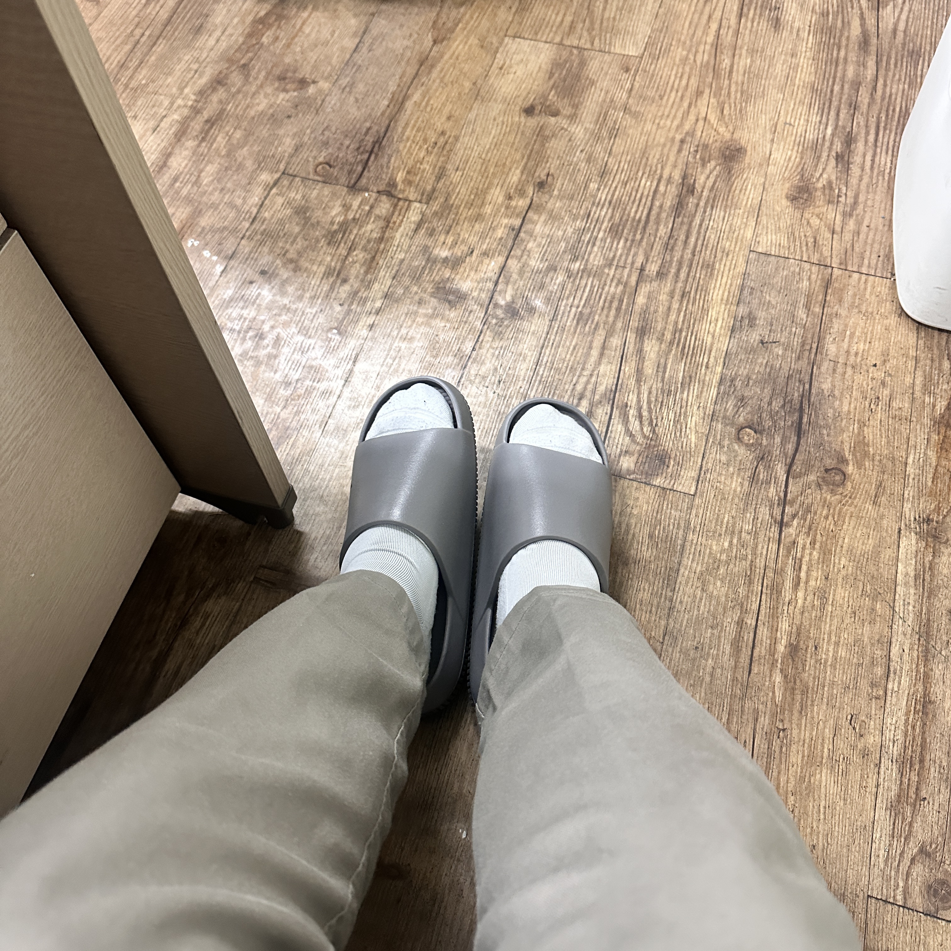 Nike Calm Slide Flat Pewter 착용 스타일