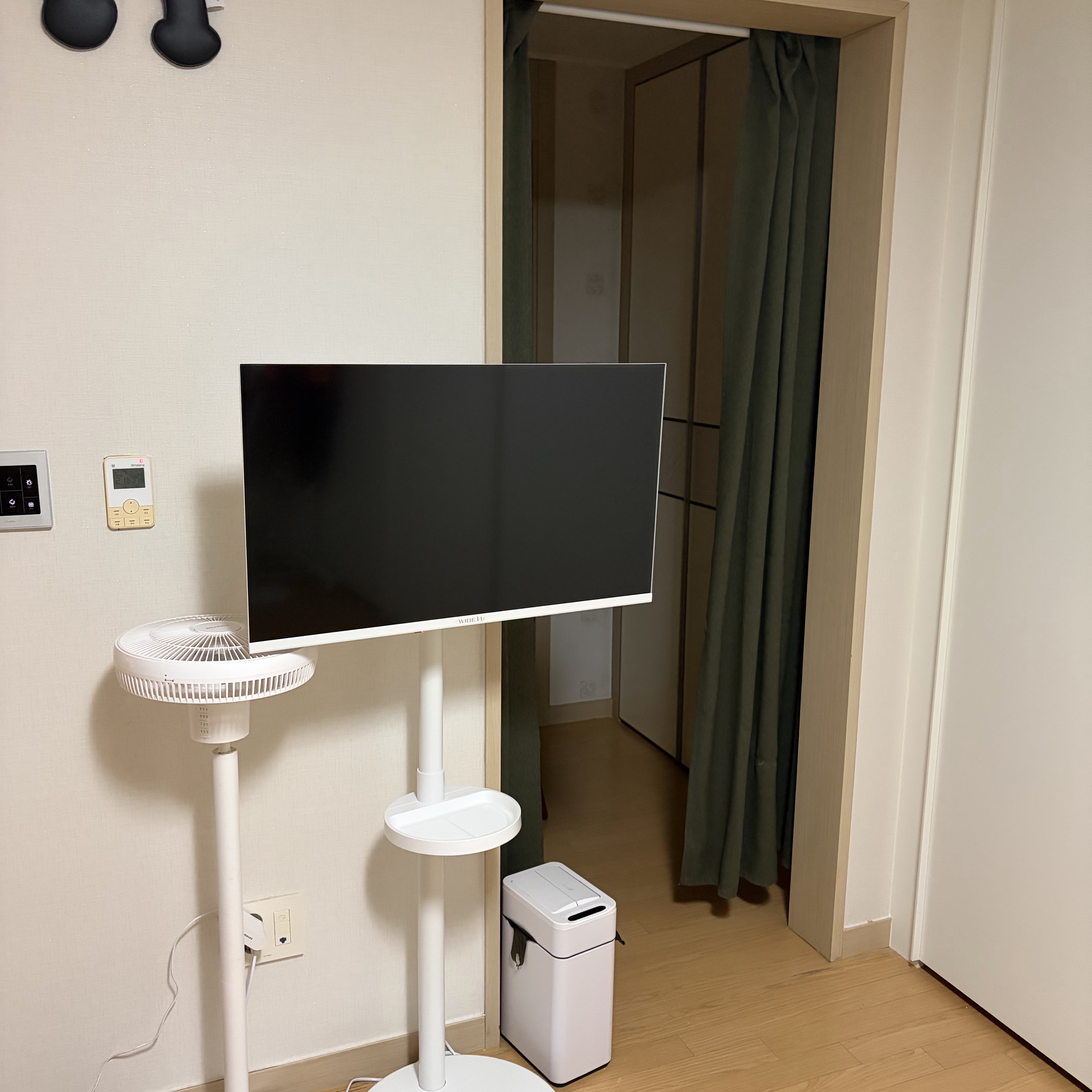 [12% 쿠폰] WIDEVU WideMovingVu White Edition V3 Set QLED 81 cm (32 in) FHD Smart Mobile TV 착용 스타일