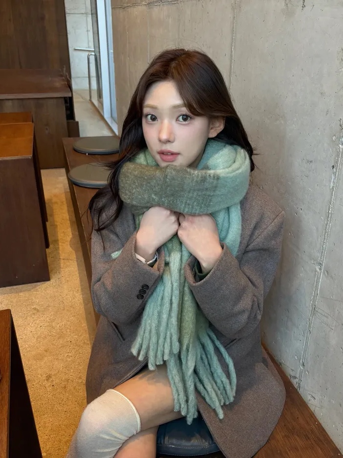 Permanent Archvie Brushed Long Knit Muffler Green 착용 스타일
