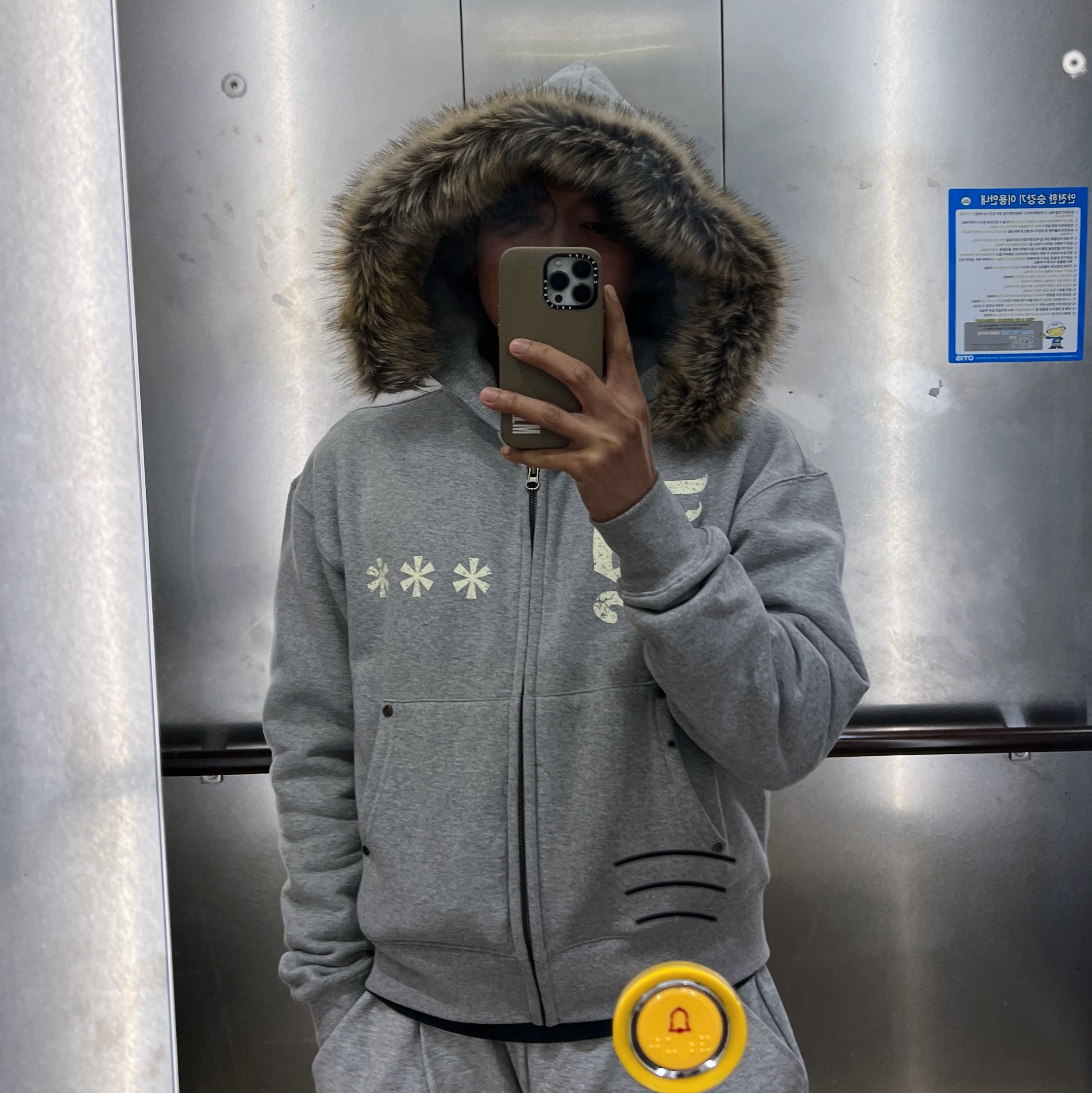 AMOU Fur Hoodie Zip Up Gray 착용 스타일 - 2