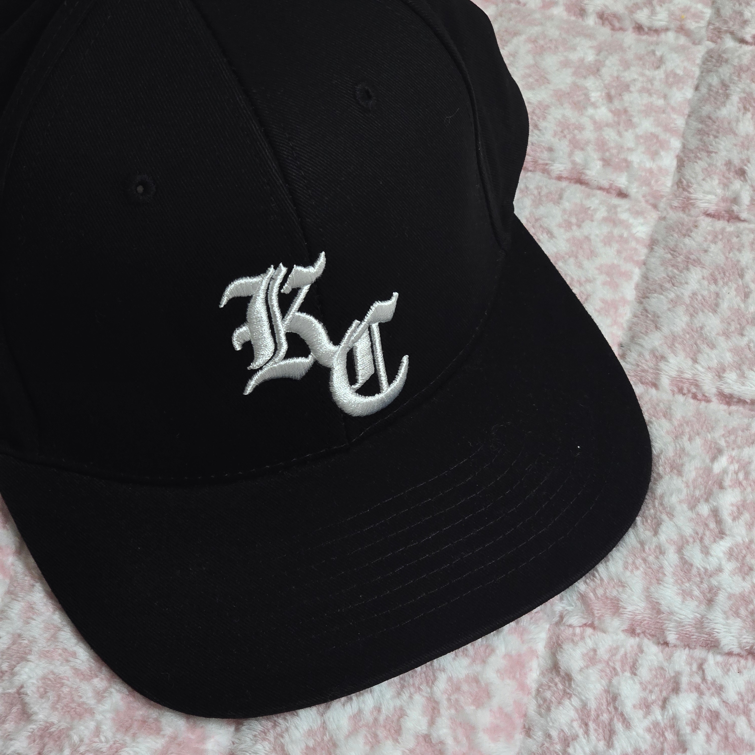 KOLLECTIVE KC LOGO SNAPBACK BLACK 착용 스타일
