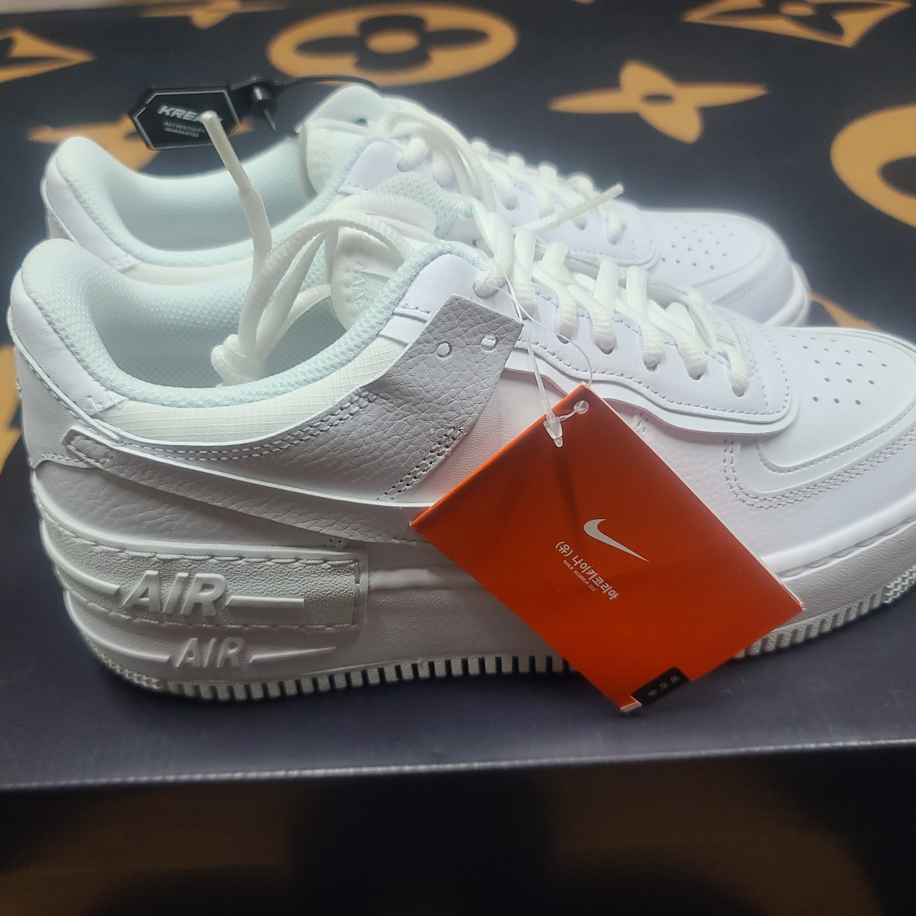 (W) Nike Air Force 1 Shadow Triple White 착용 스타일 - 2